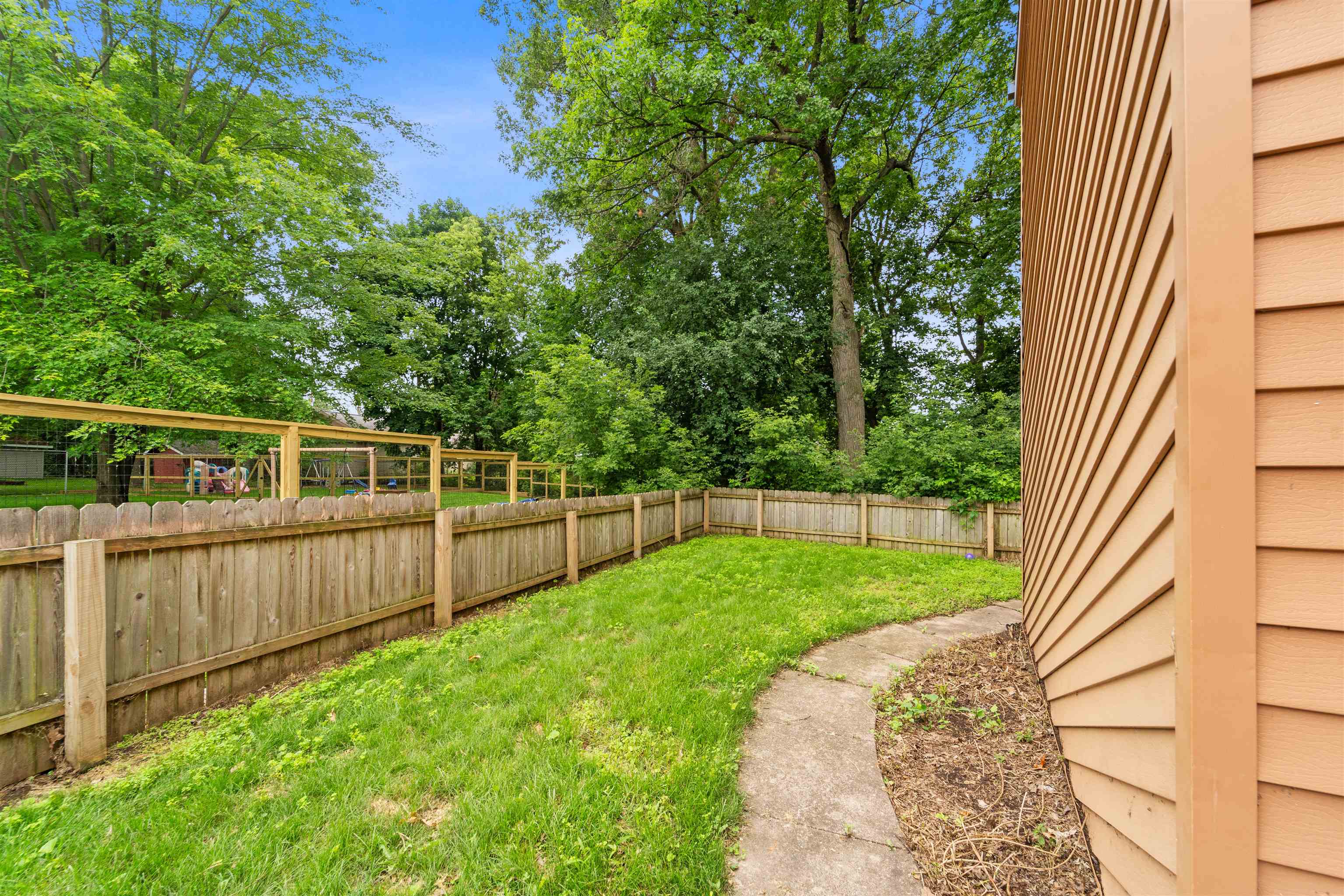 1009 W 10TH Street