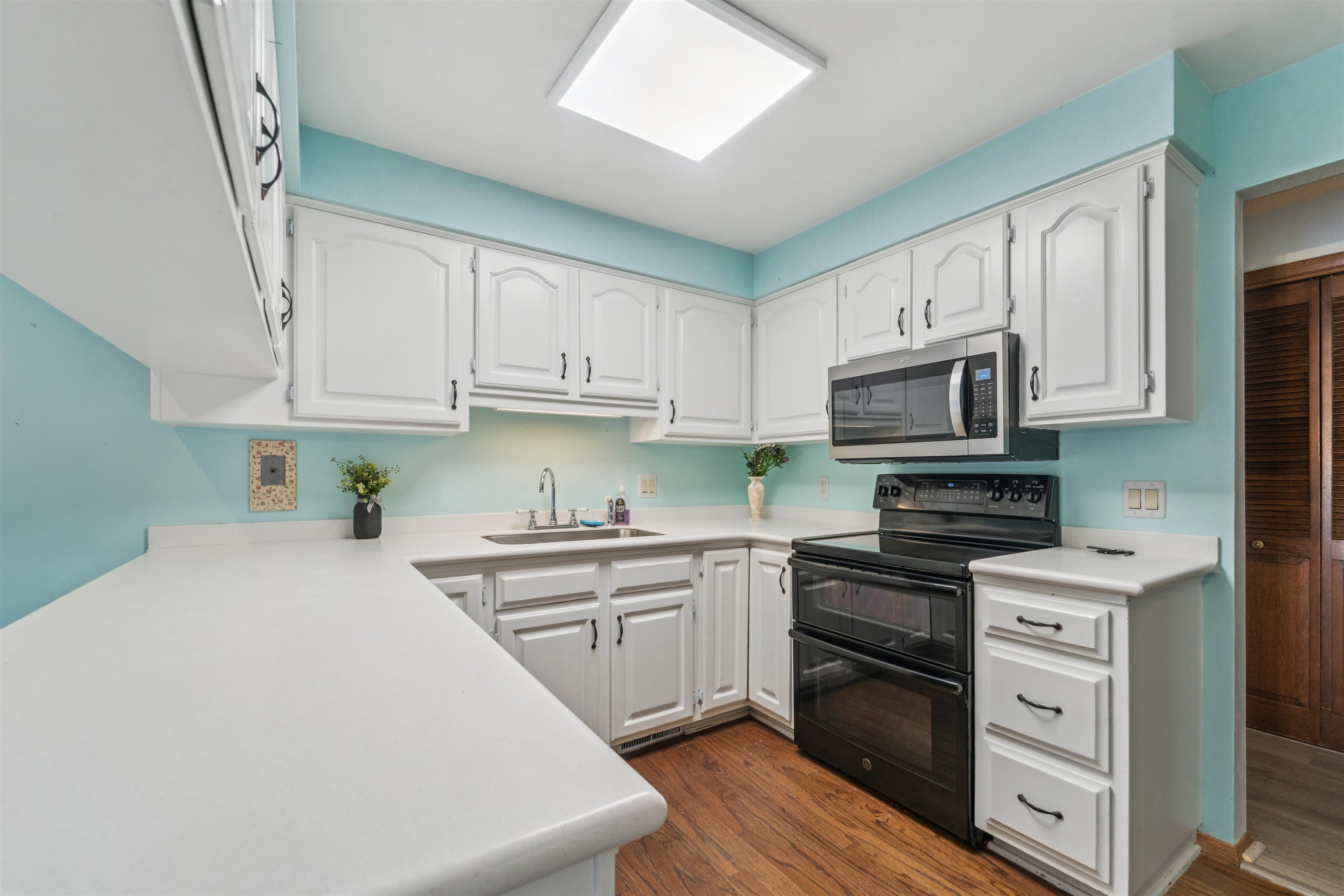 1009 W 10TH Street