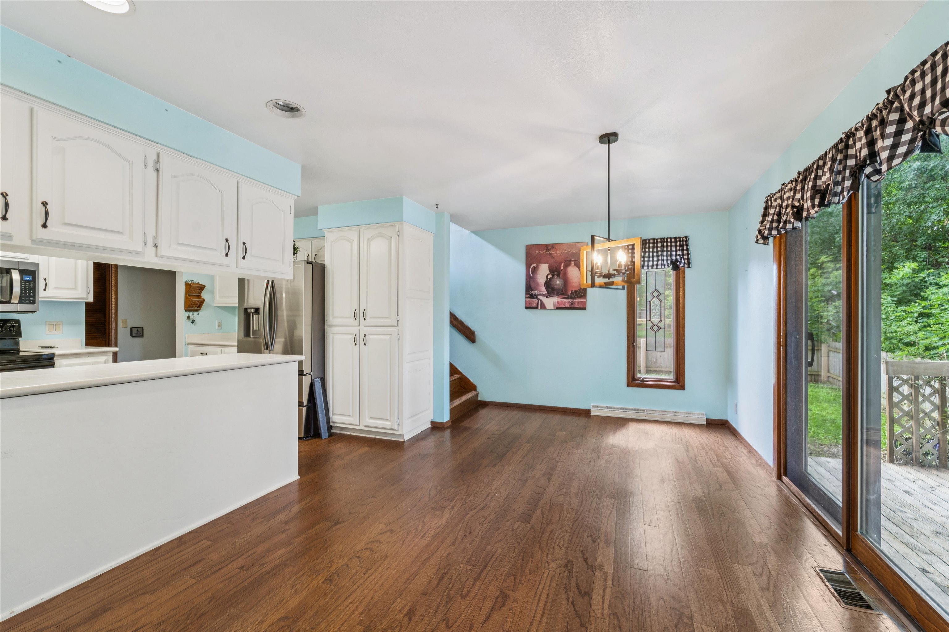 1009 W 10TH Street