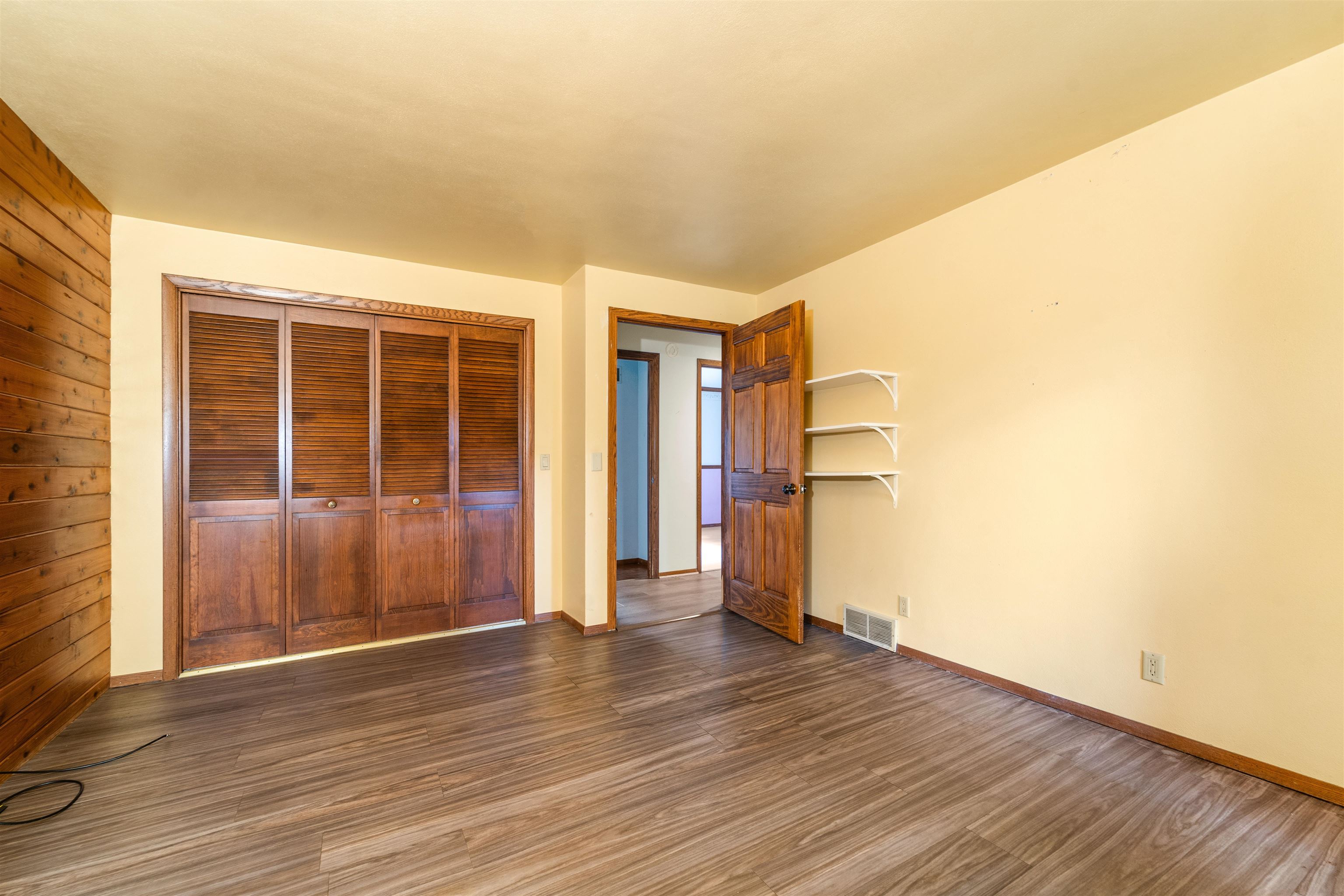 1009 W 10TH Street