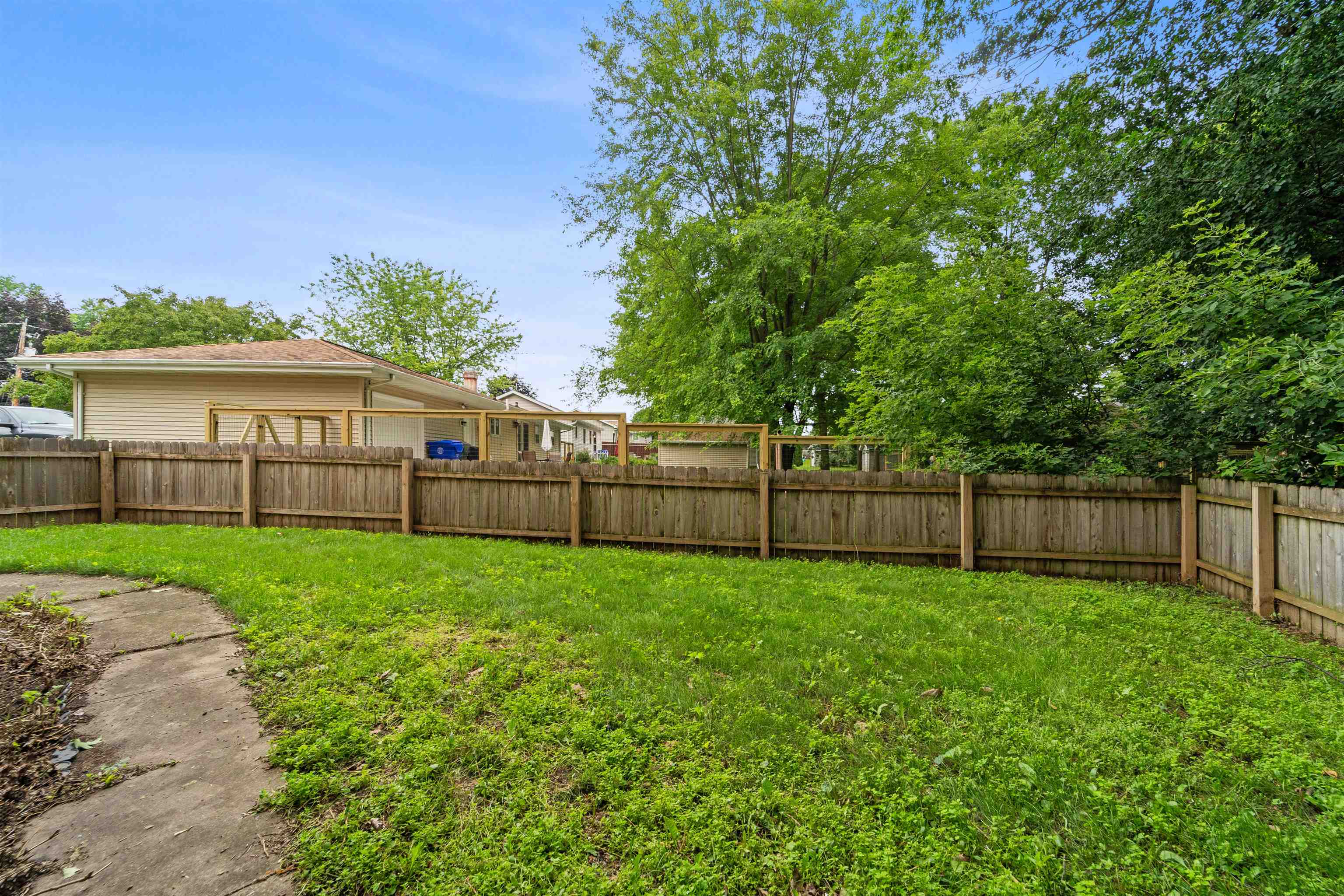 1009 W 10TH Street