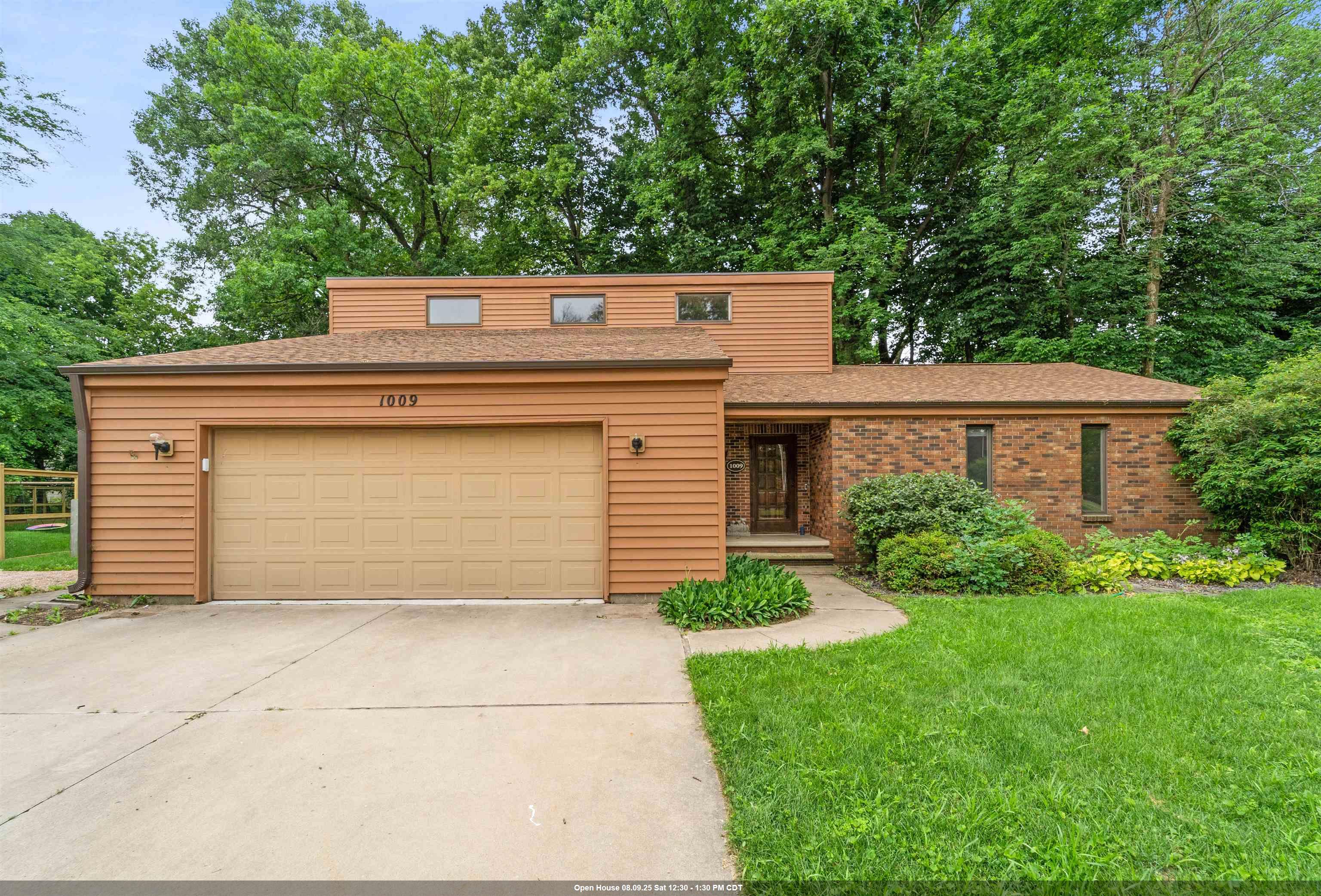 1009 W 10TH Street