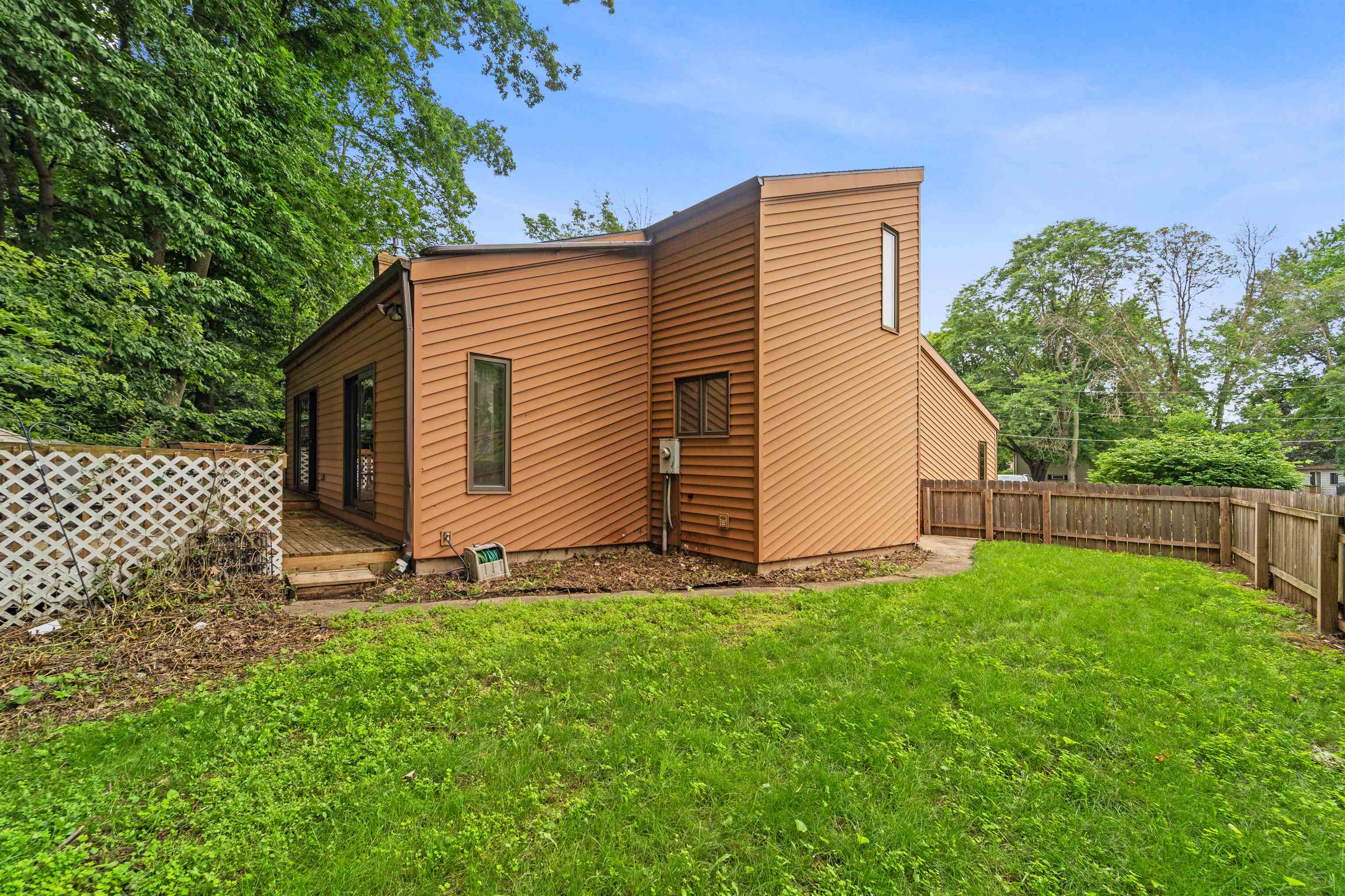 1009 W 10TH Street