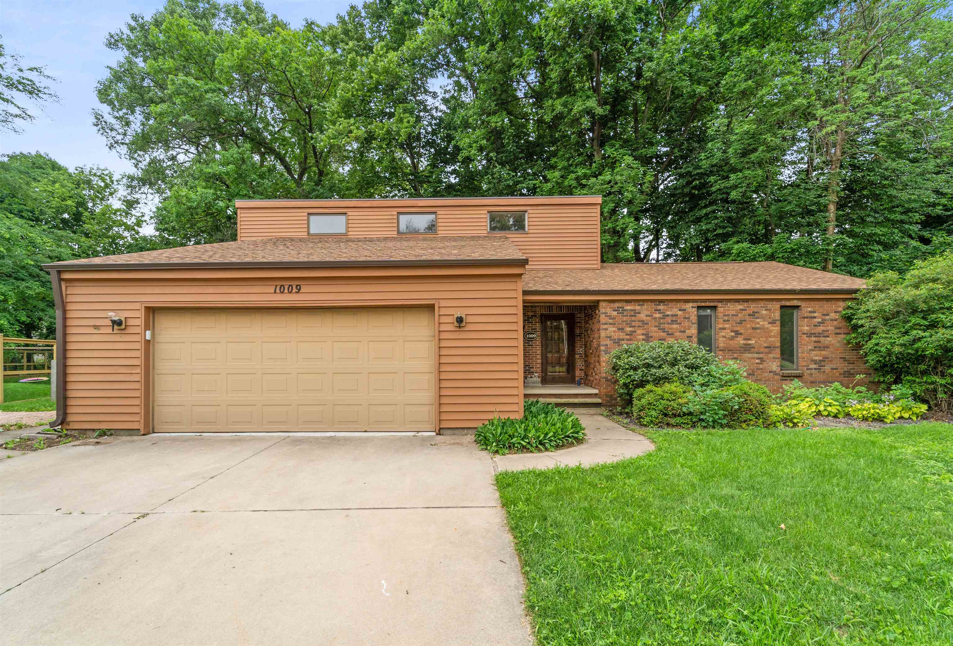 1009 W 10TH Street