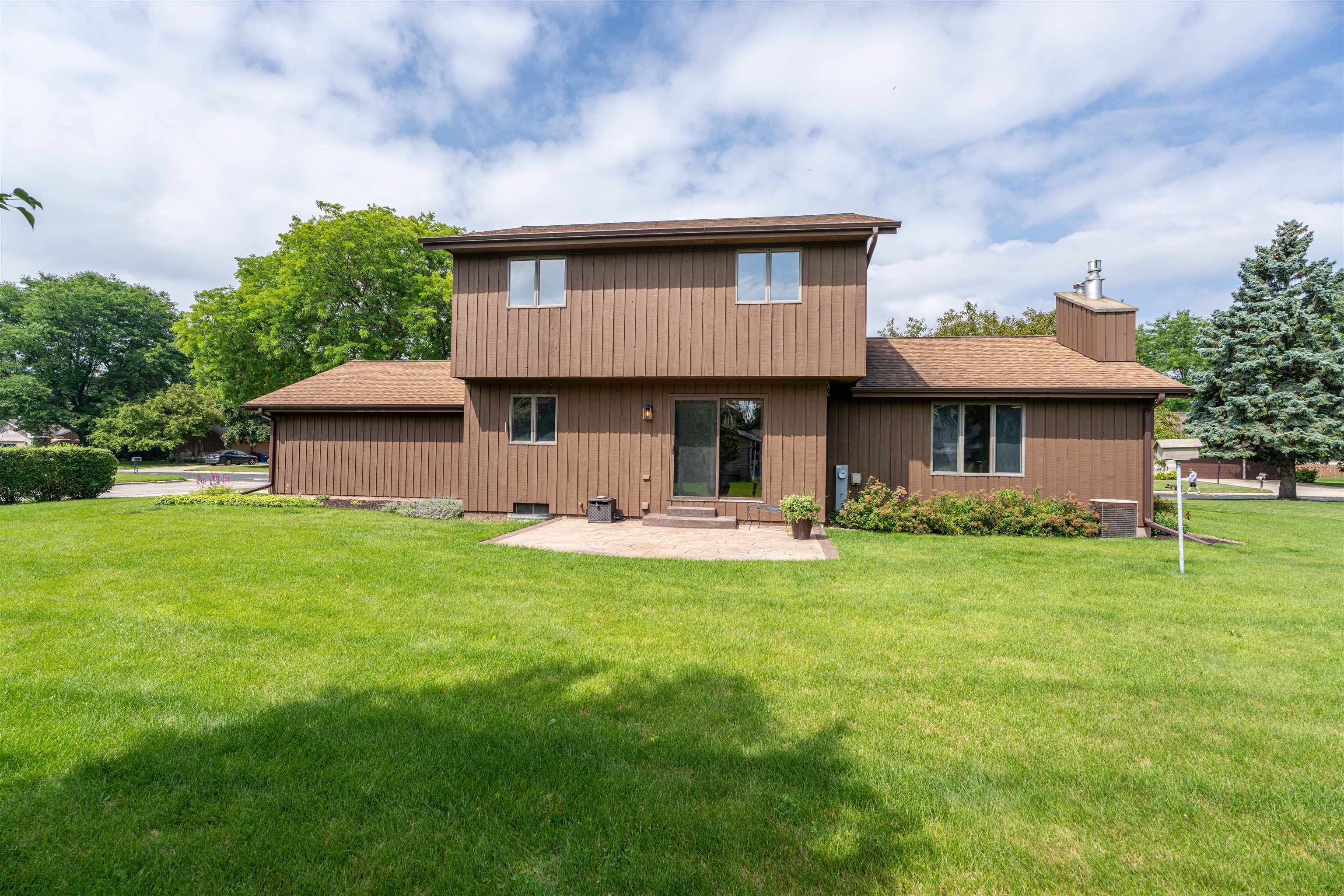 945 ELMWOOD Drive