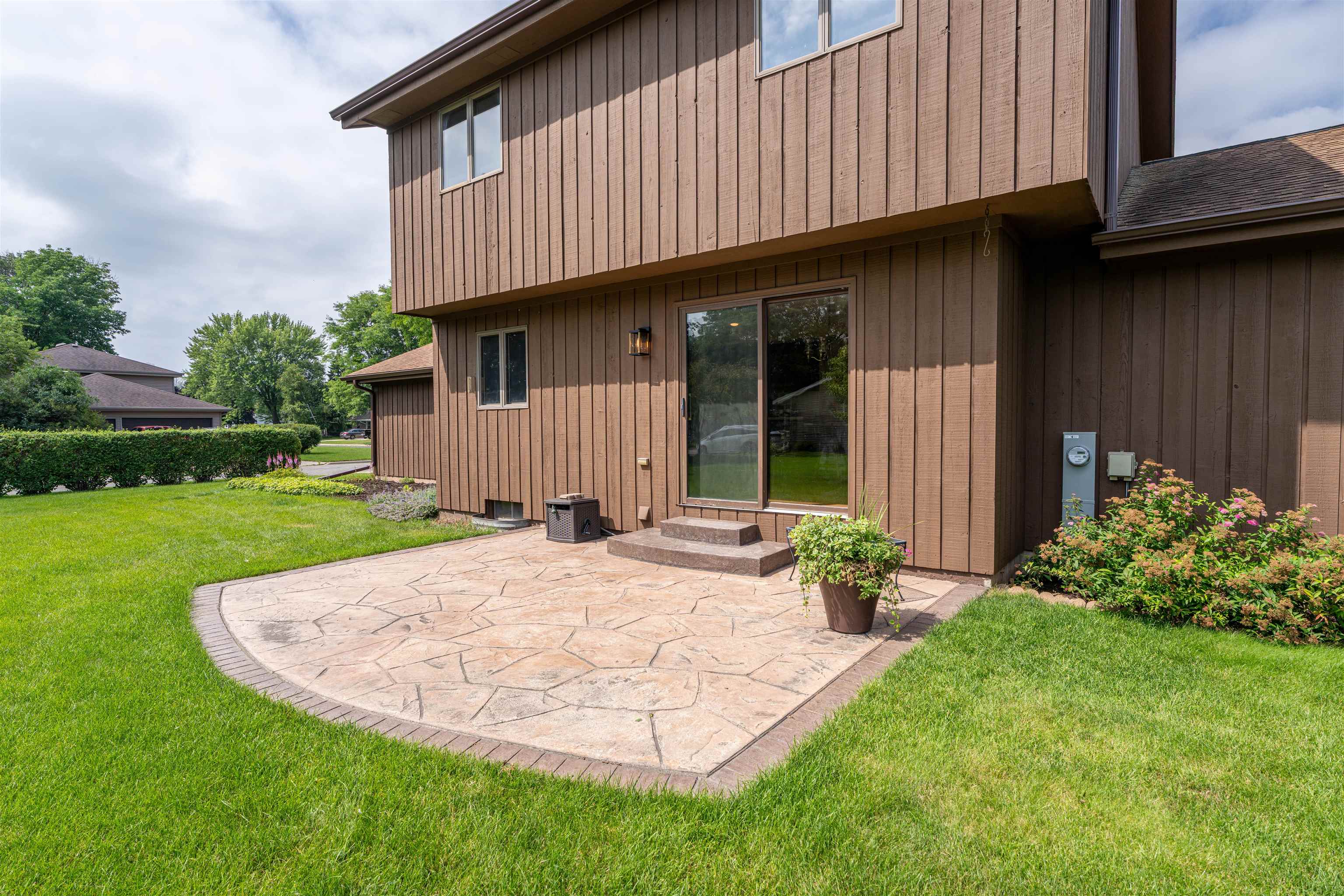 945 ELMWOOD Drive