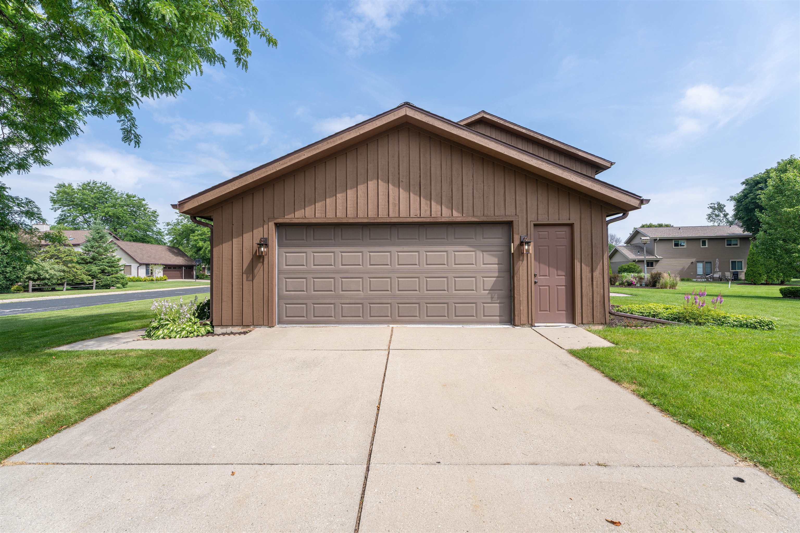 945 ELMWOOD Drive