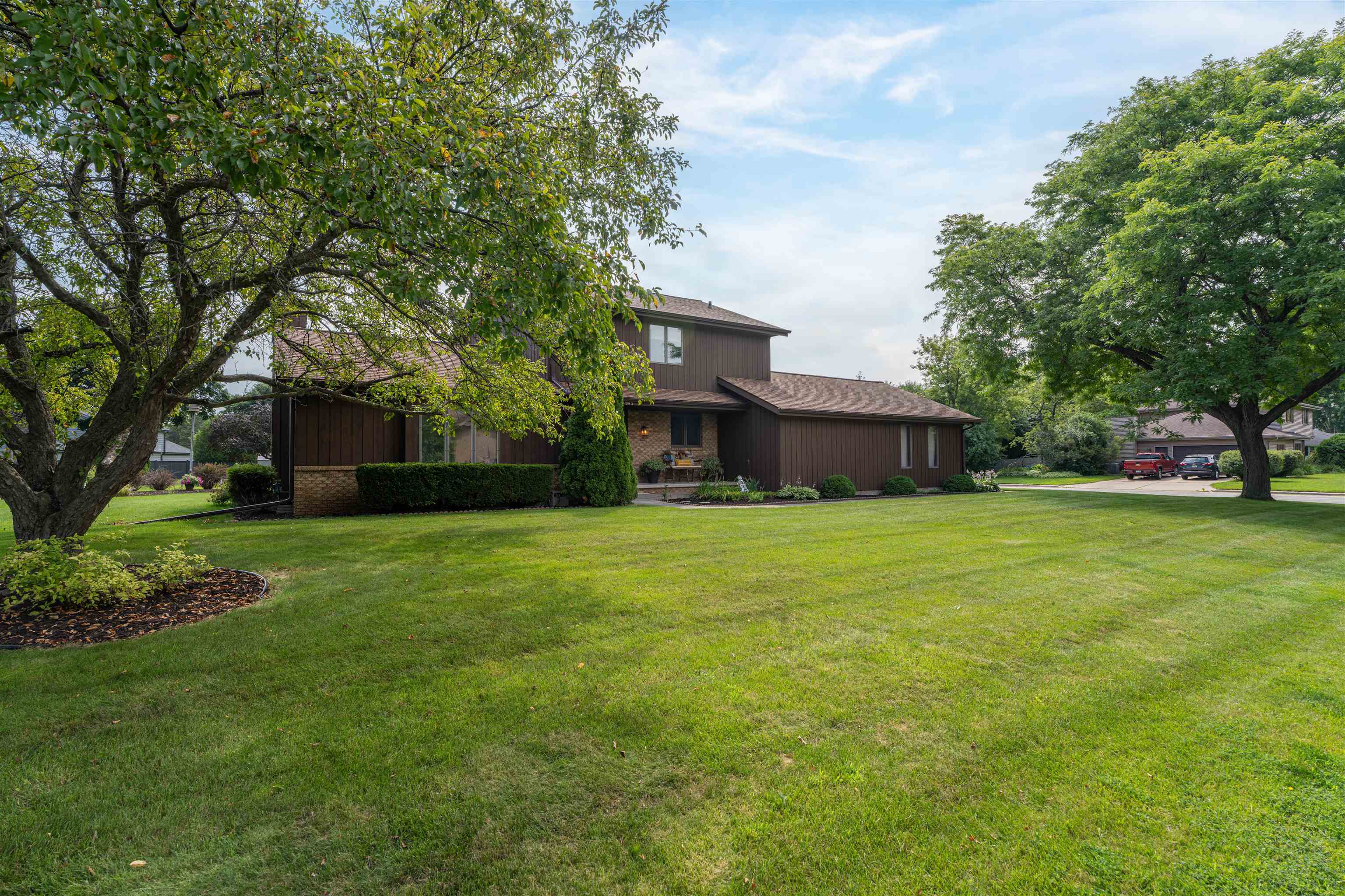 945 ELMWOOD Drive