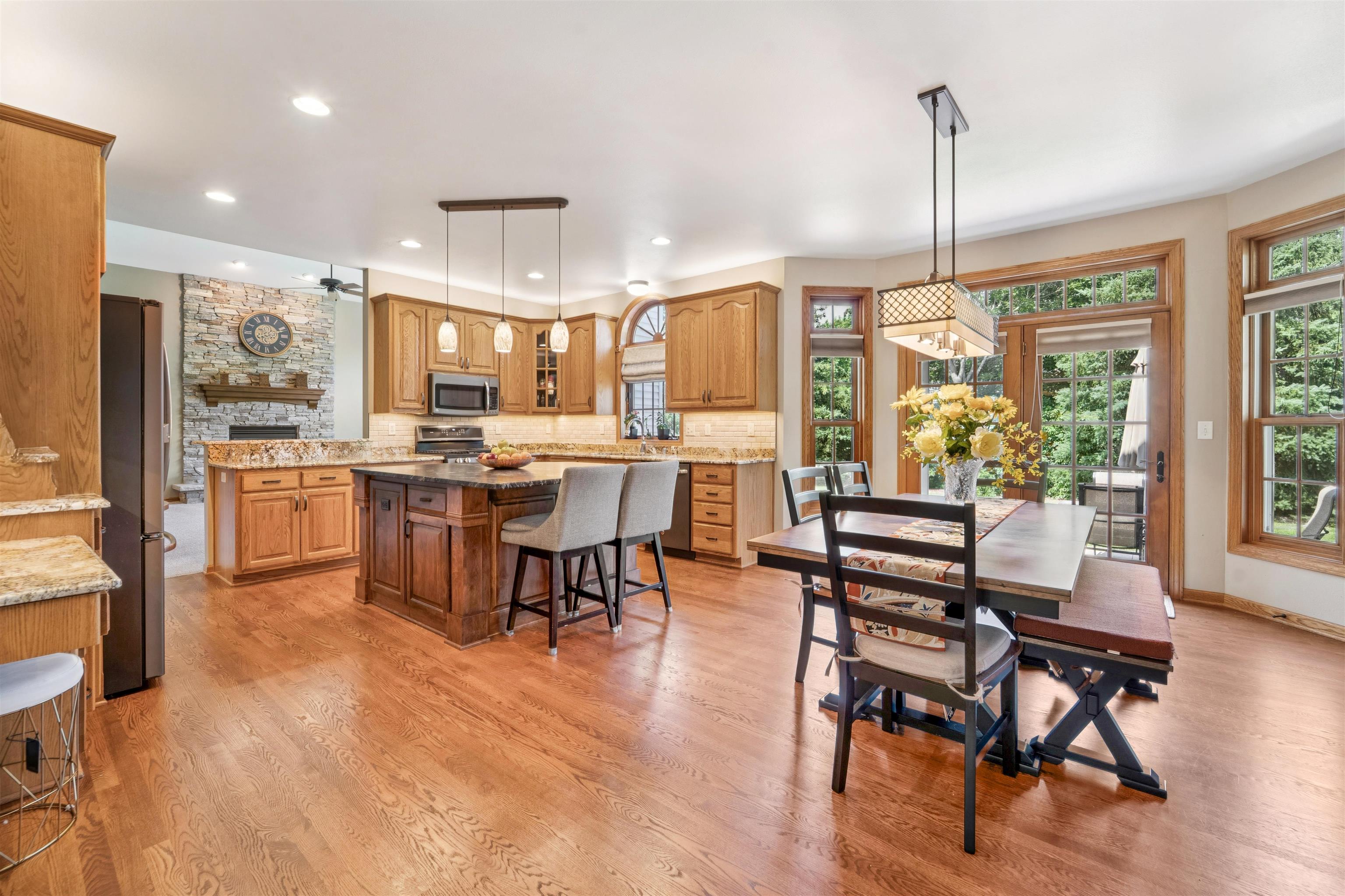 228 E THORNBROOK Lane
