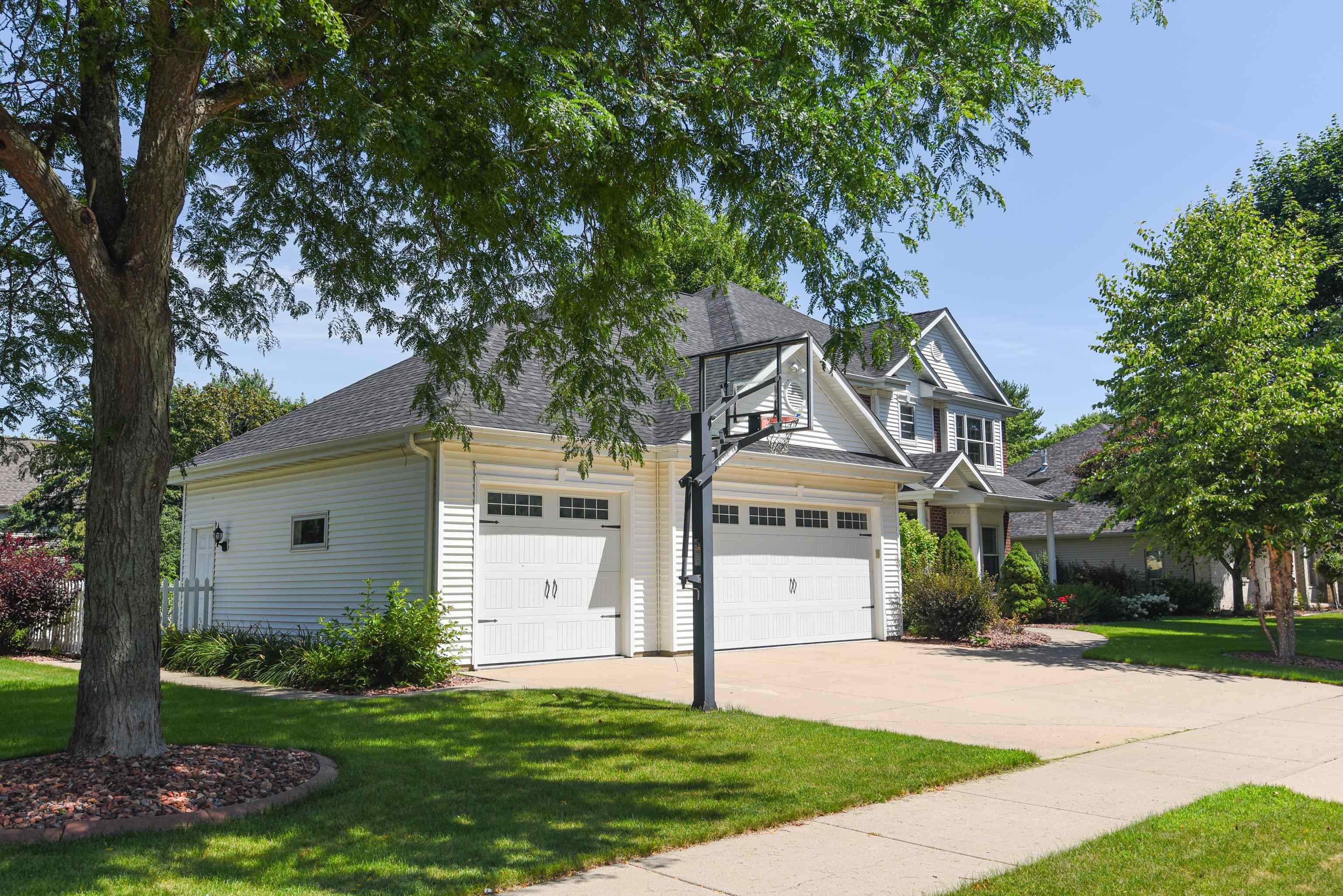 228 E THORNBROOK Lane