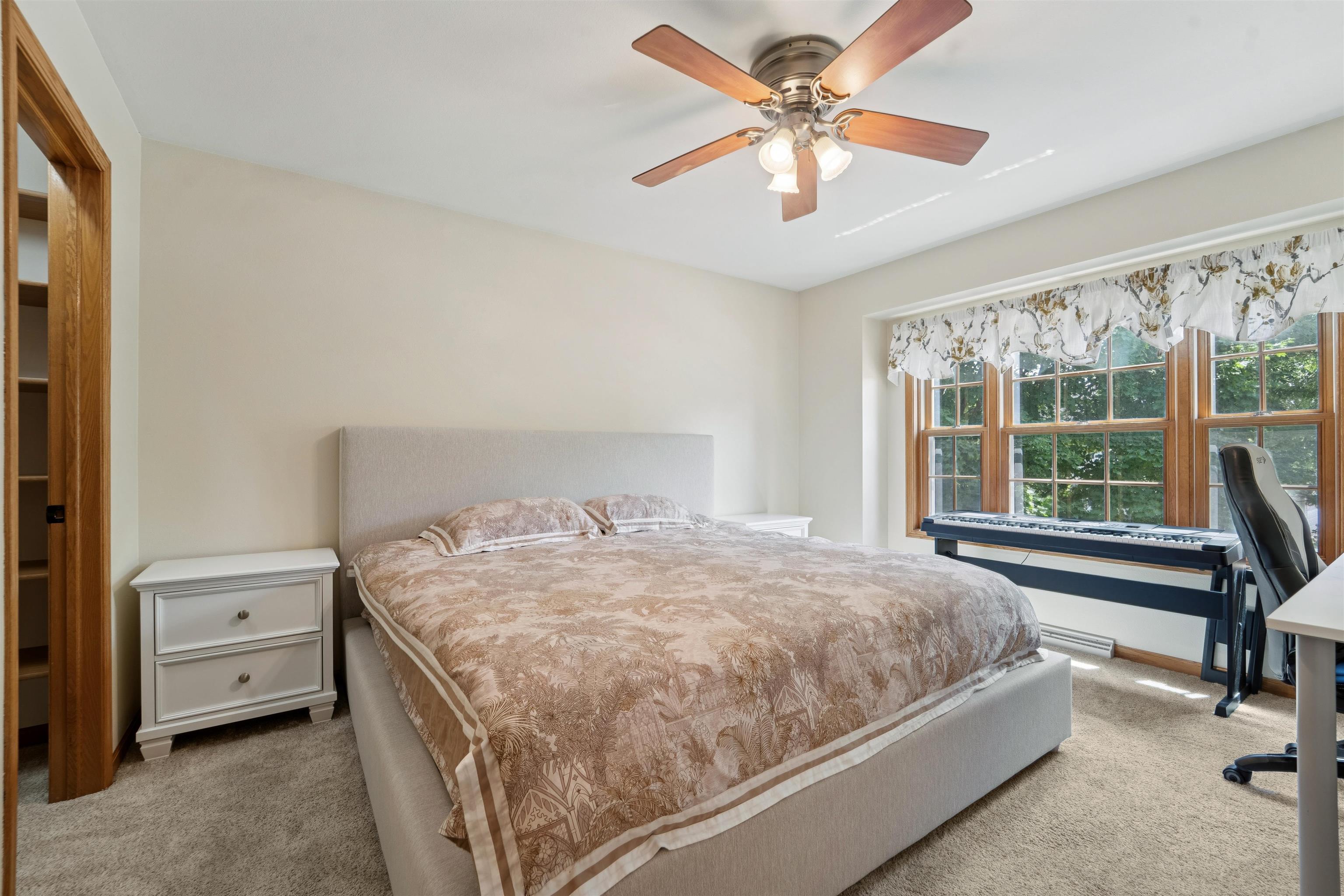 228 E THORNBROOK Lane