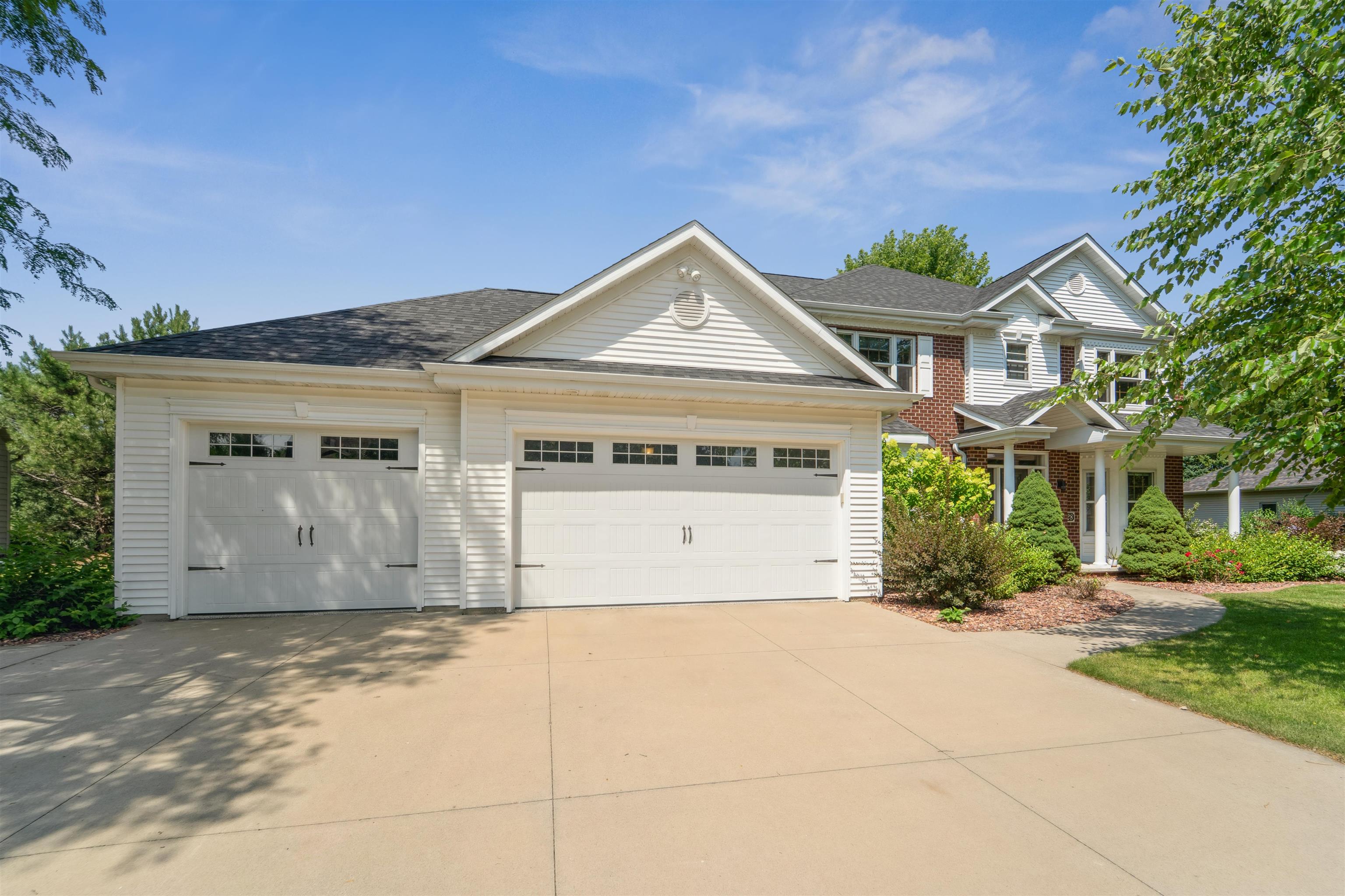 228 E THORNBROOK Lane