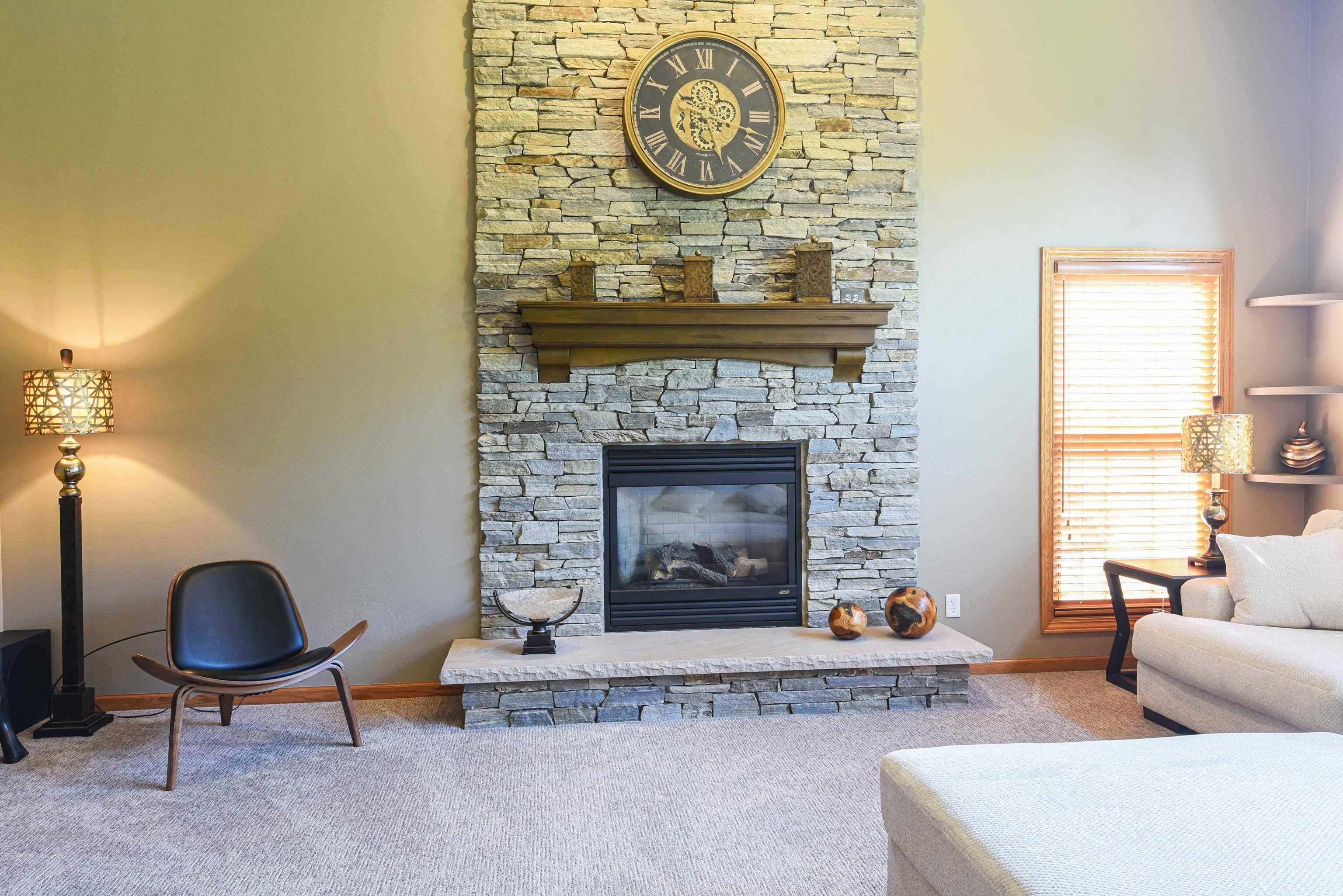 228 E THORNBROOK Lane