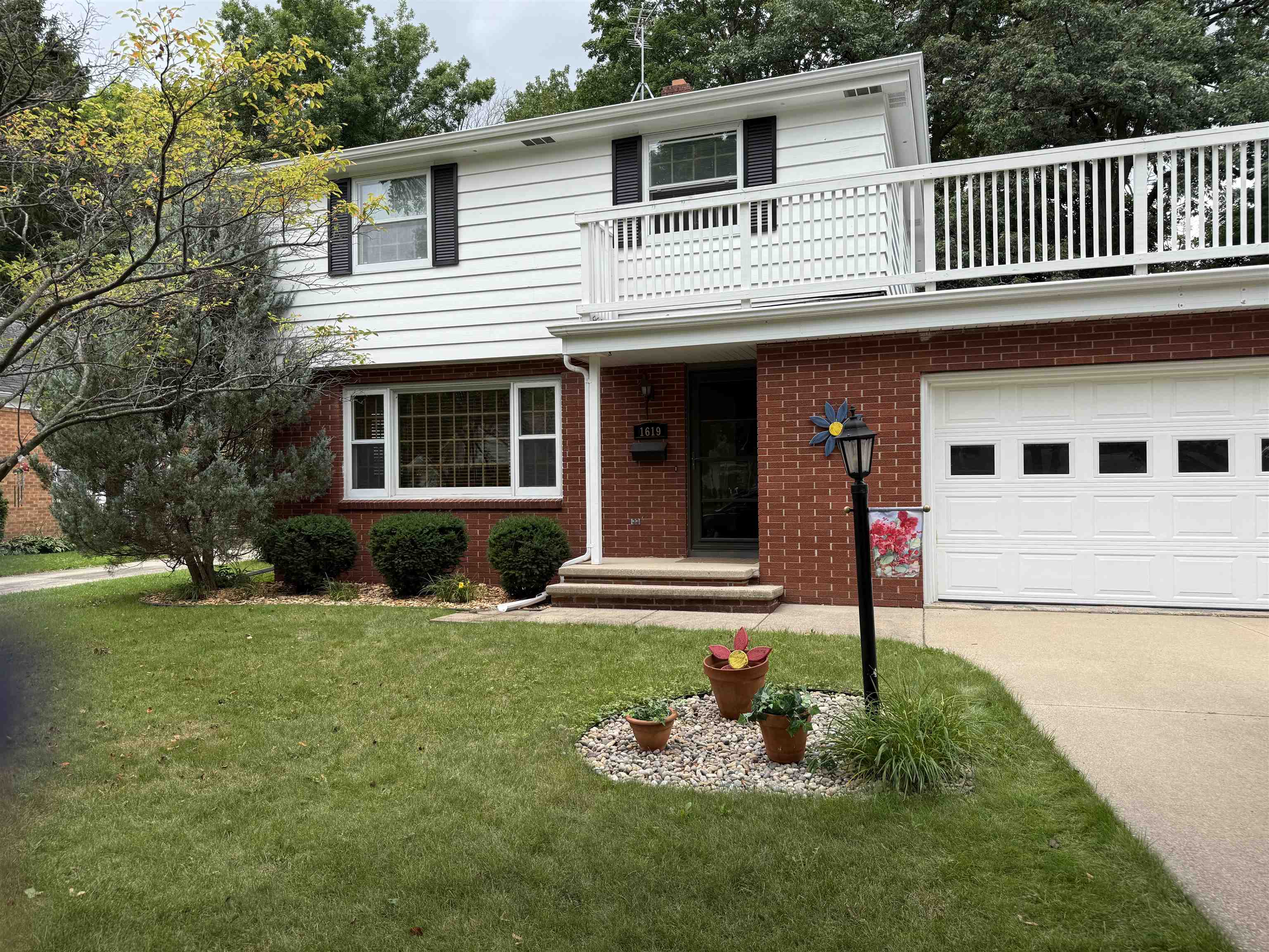 1619 S RAVINIA Place