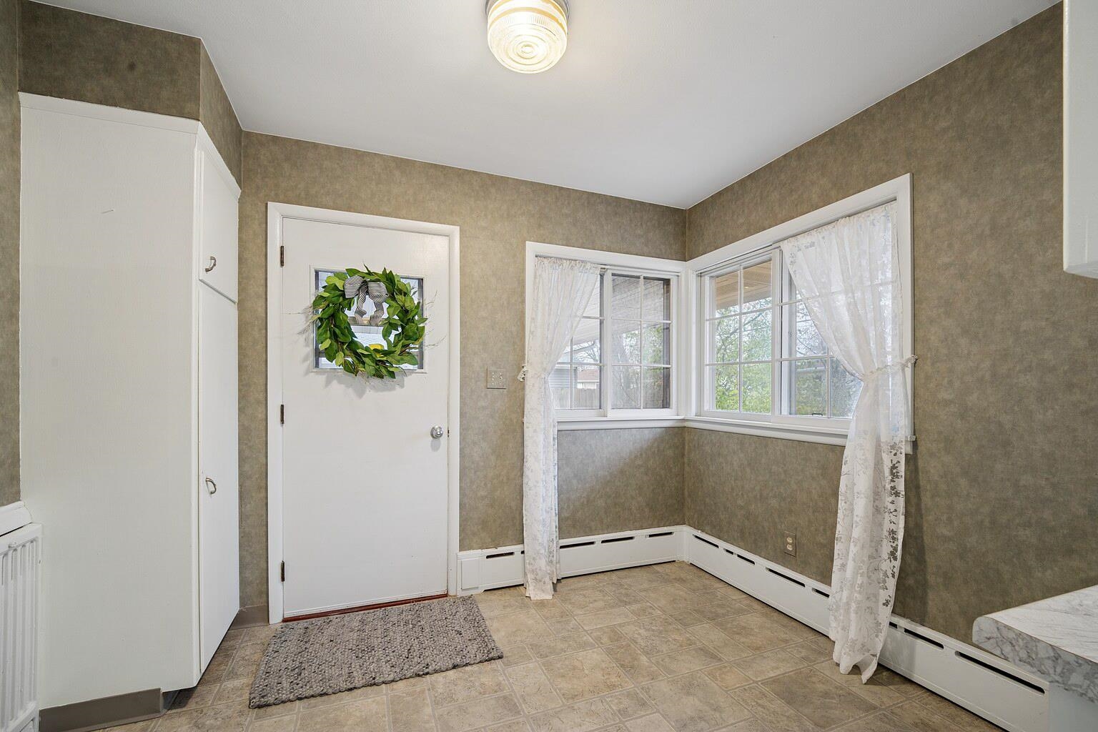 1211 W KIMBERLY Avenue