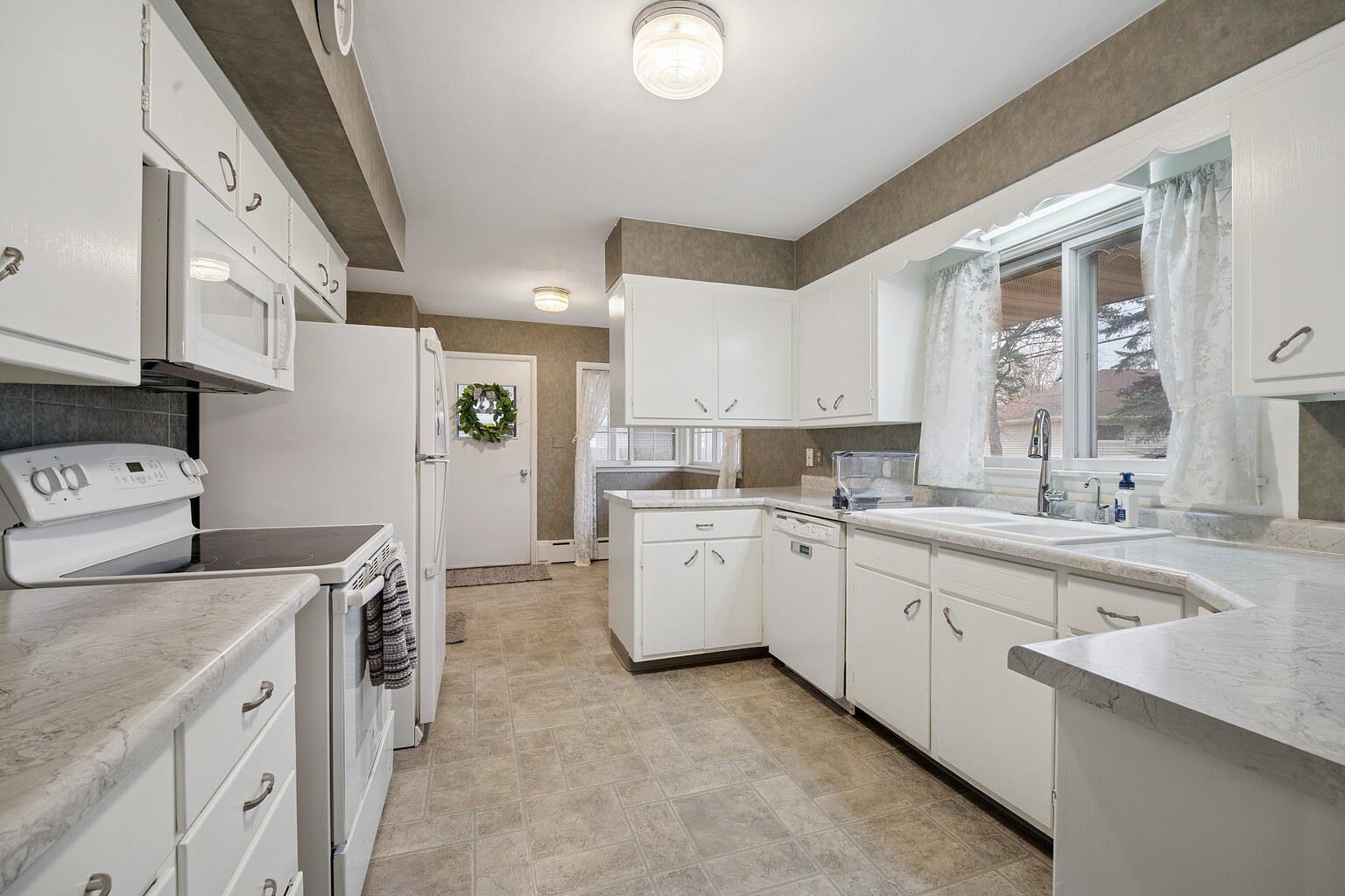 1211 W KIMBERLY Avenue