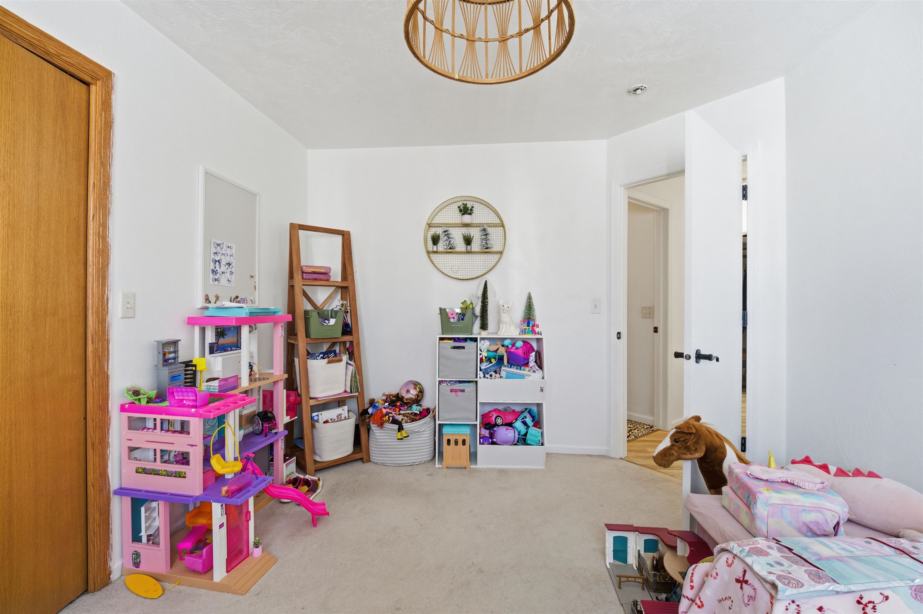 2023 MEADOWVIEW Street