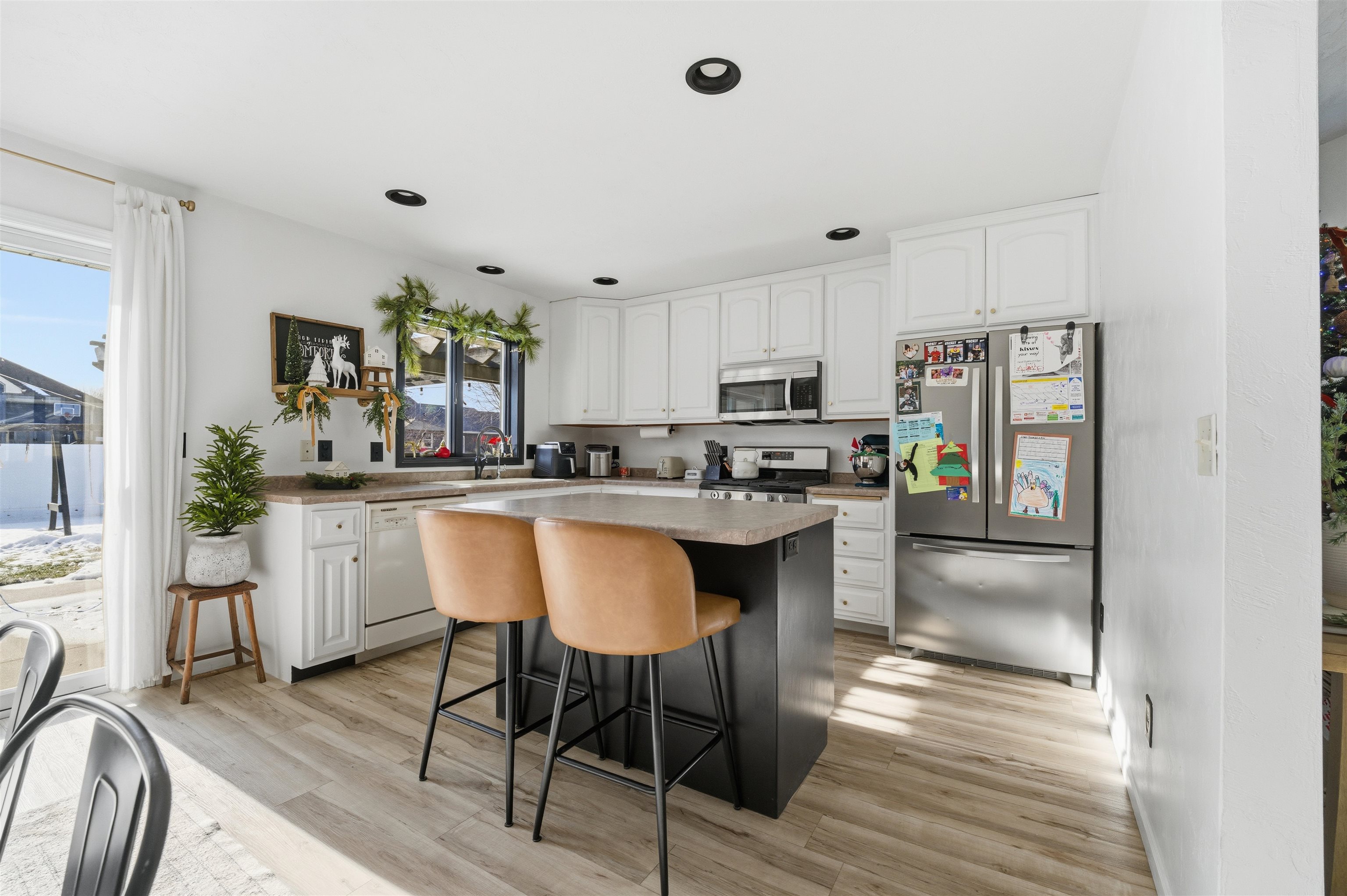 2023 MEADOWVIEW Street