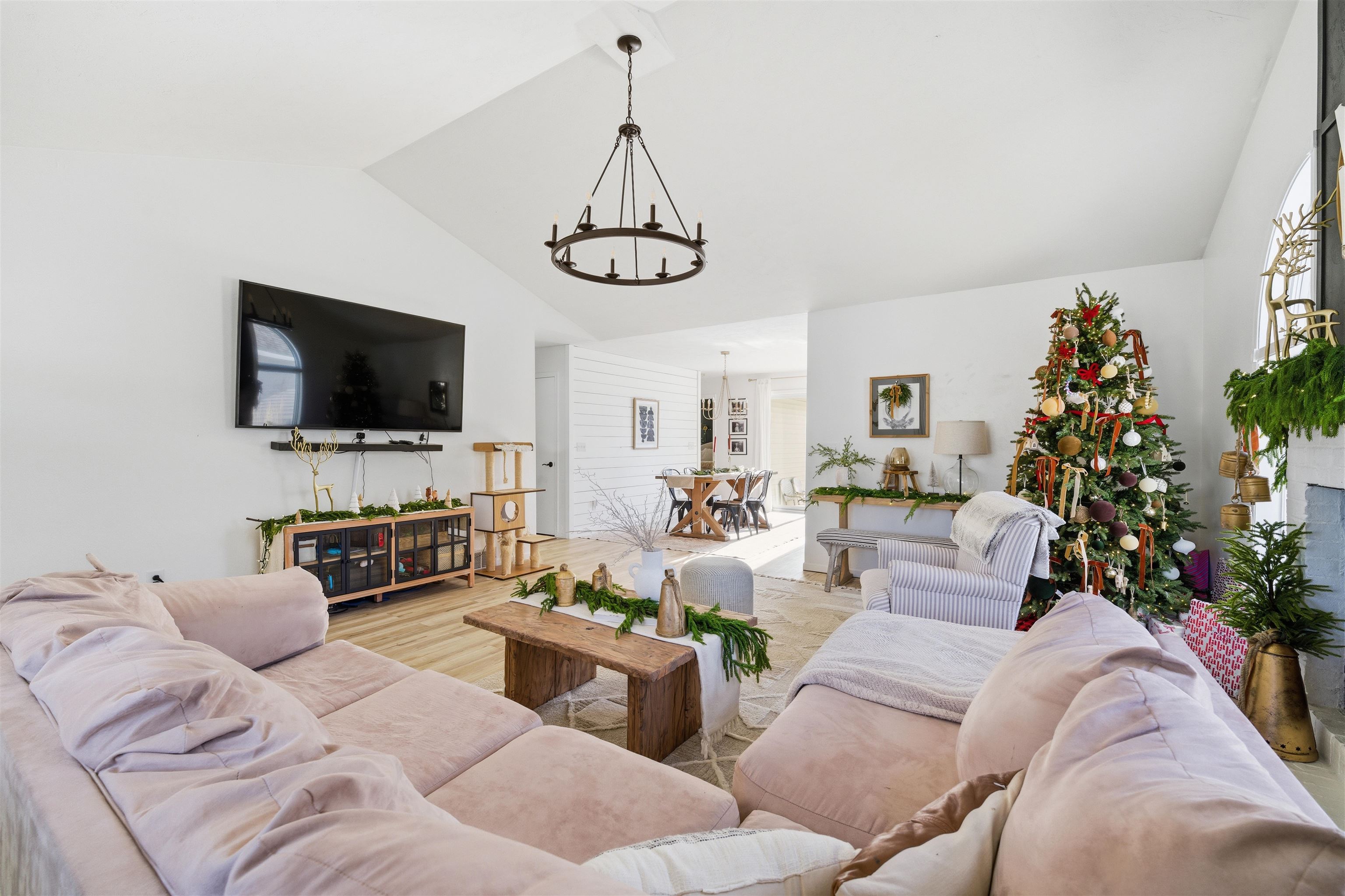 2023 MEADOWVIEW Street