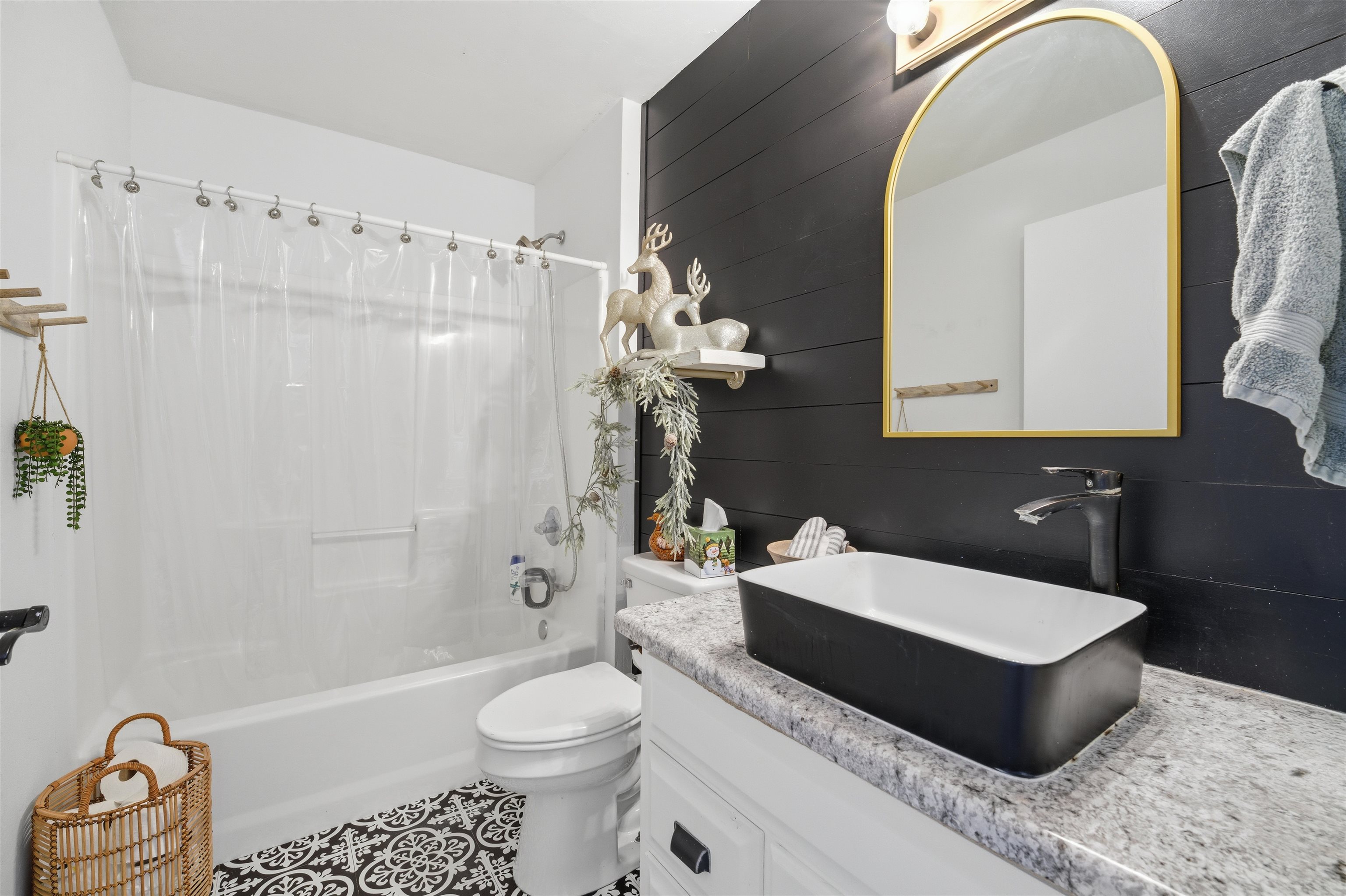 2023 MEADOWVIEW Street