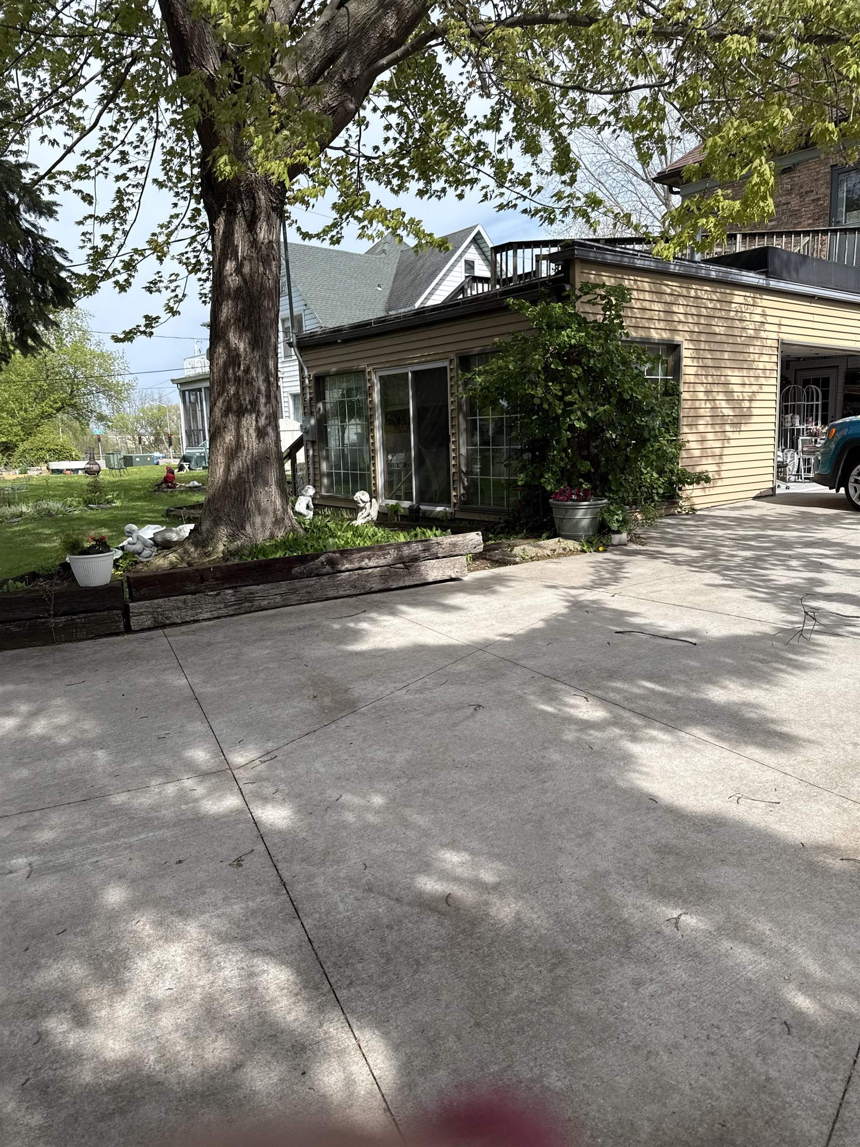 300 W PROSPECT Avenue