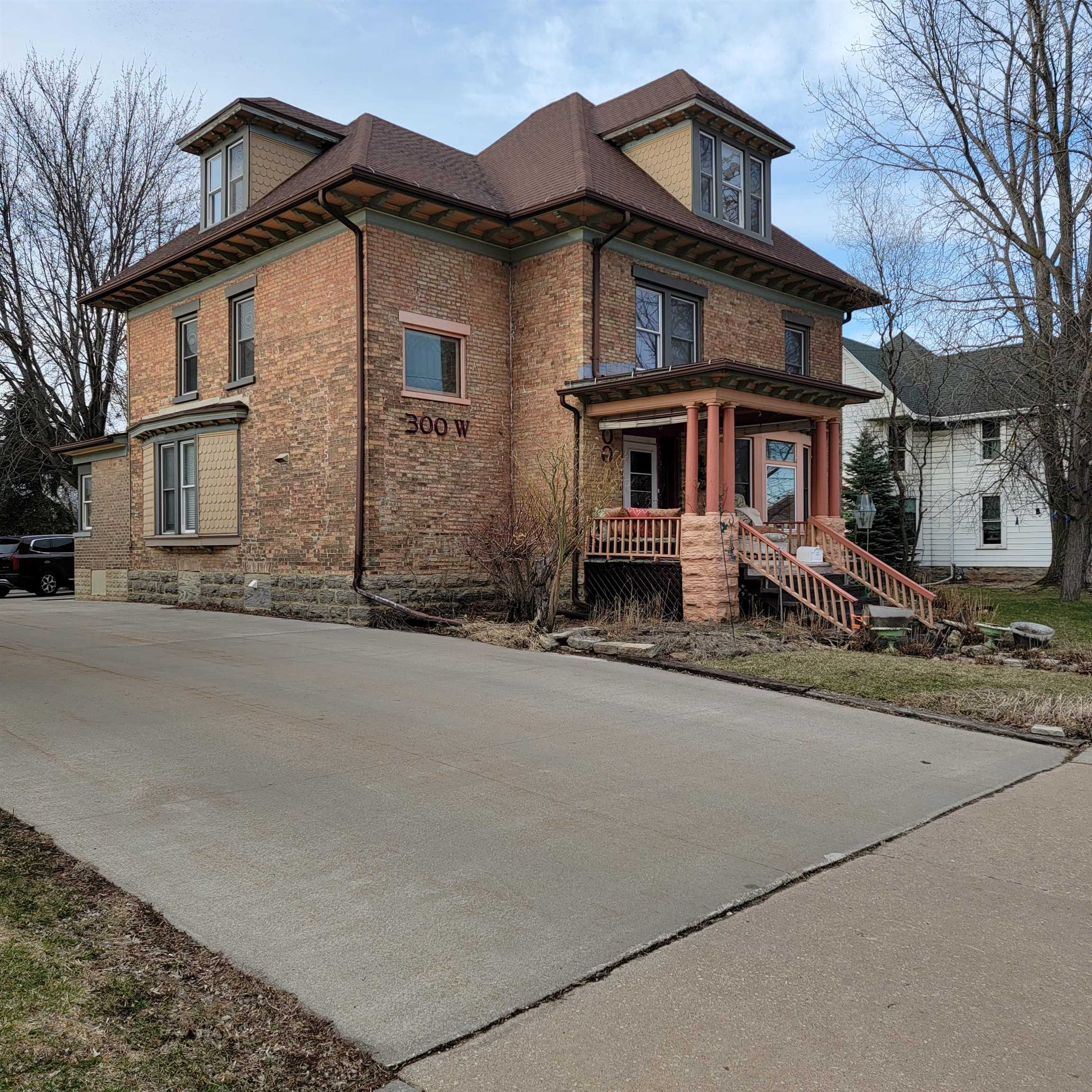 300 W PROSPECT Avenue
