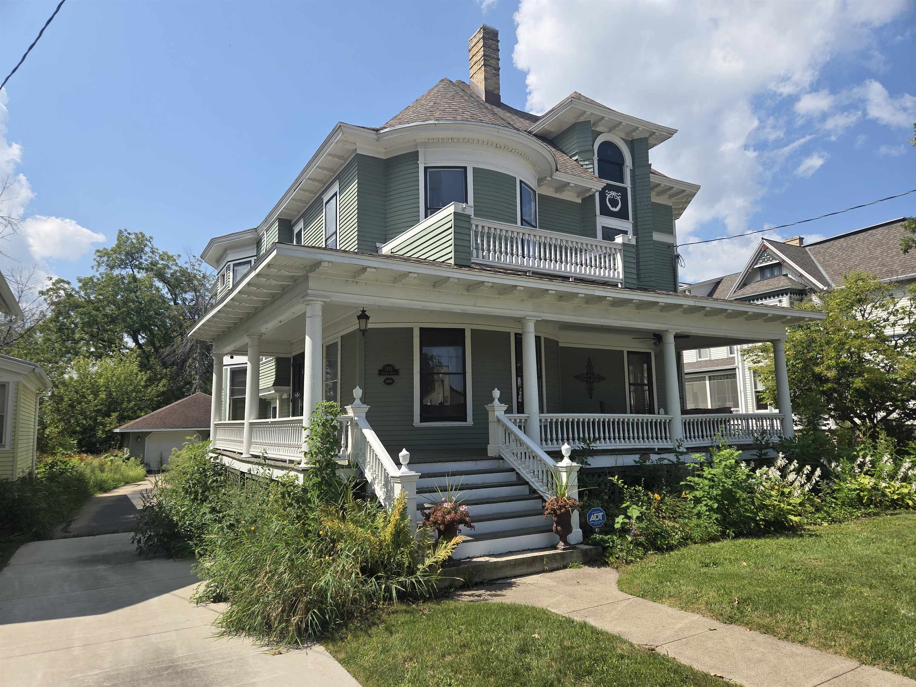 1133 ALGOMA Boulevard