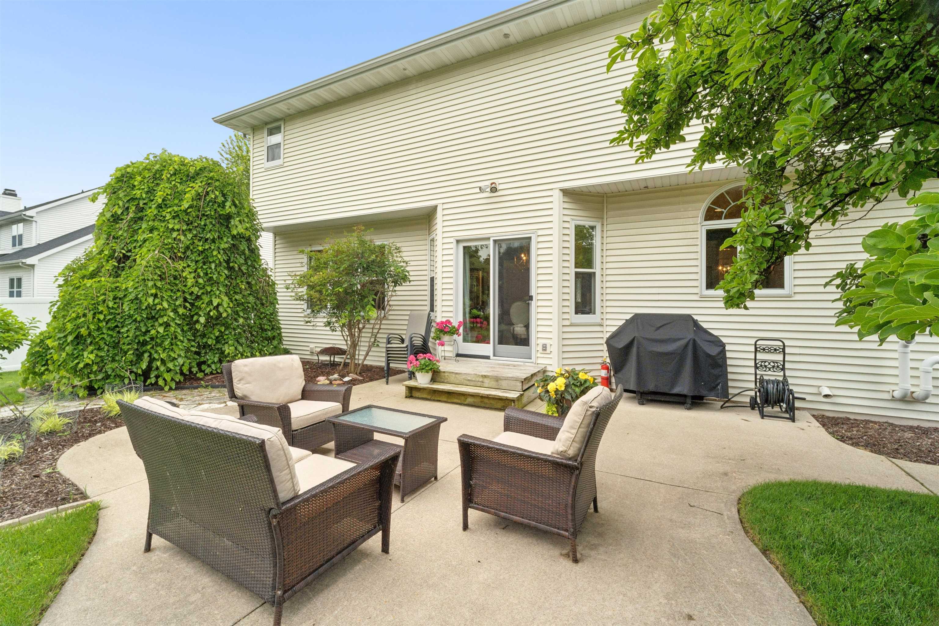 208 E APPLE CREEK Road