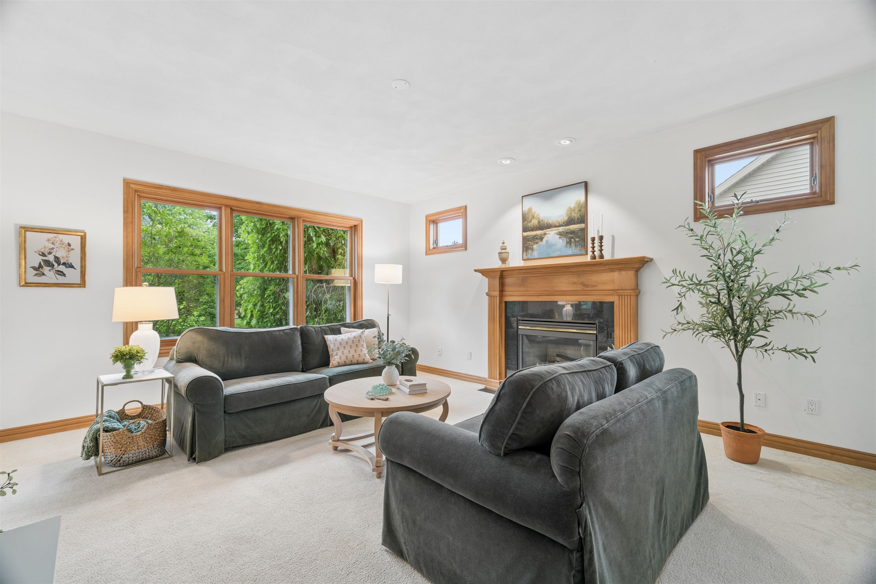 208 E APPLE CREEK Road