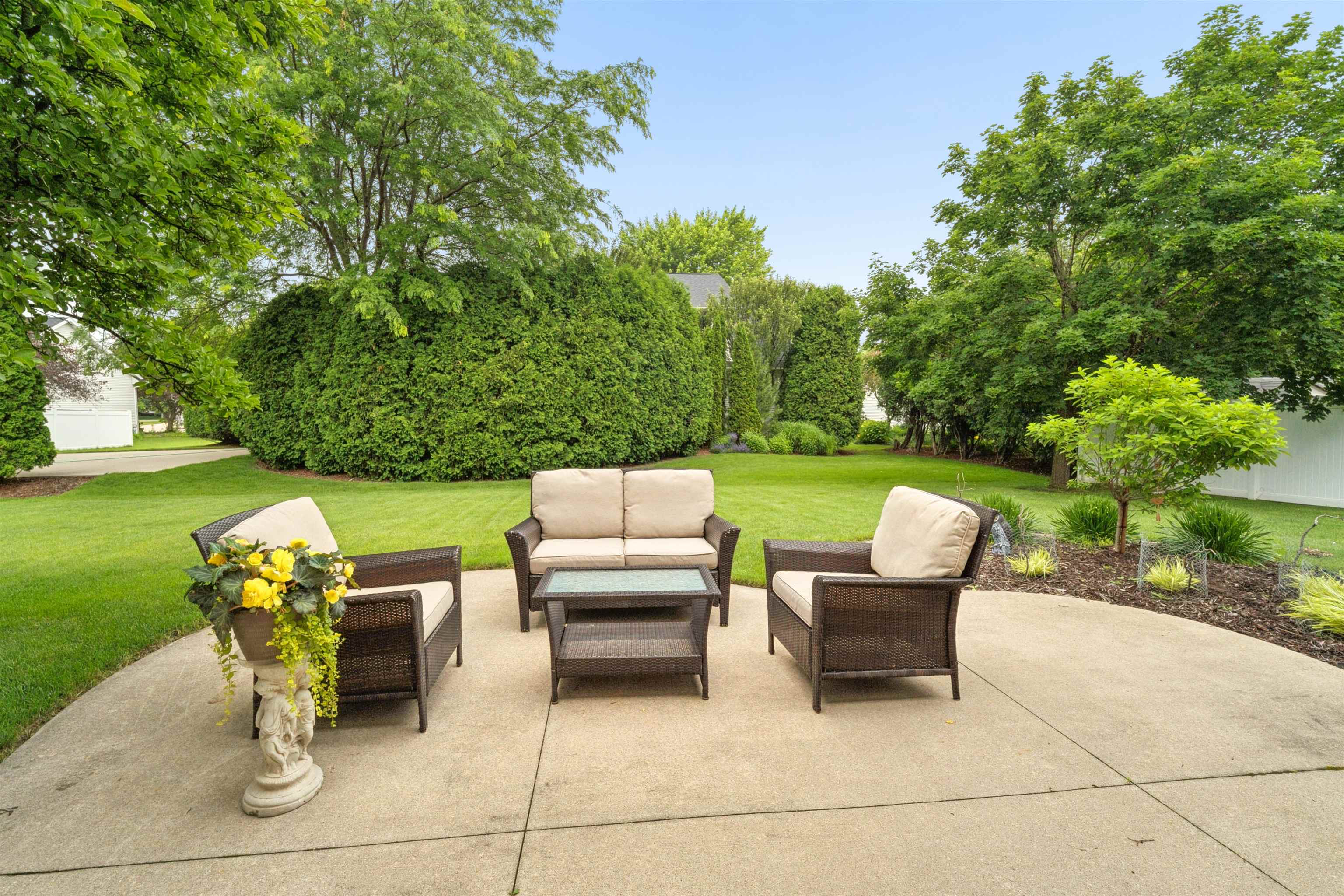 208 E APPLE CREEK Road