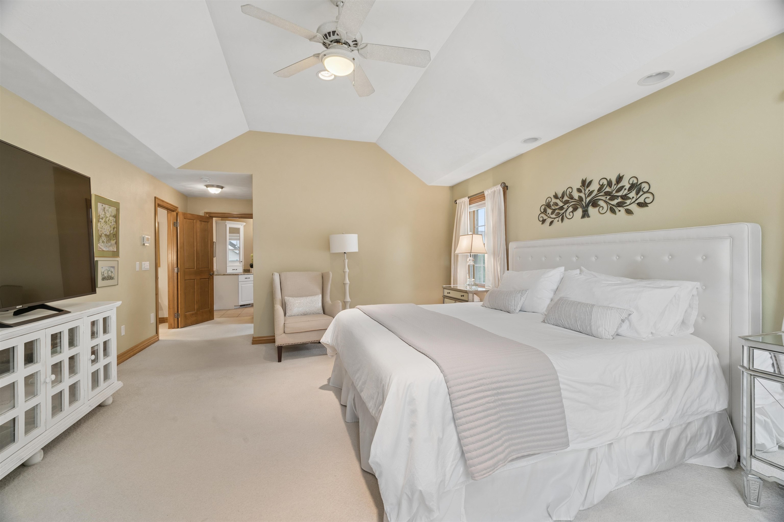 208 E APPLE CREEK Road