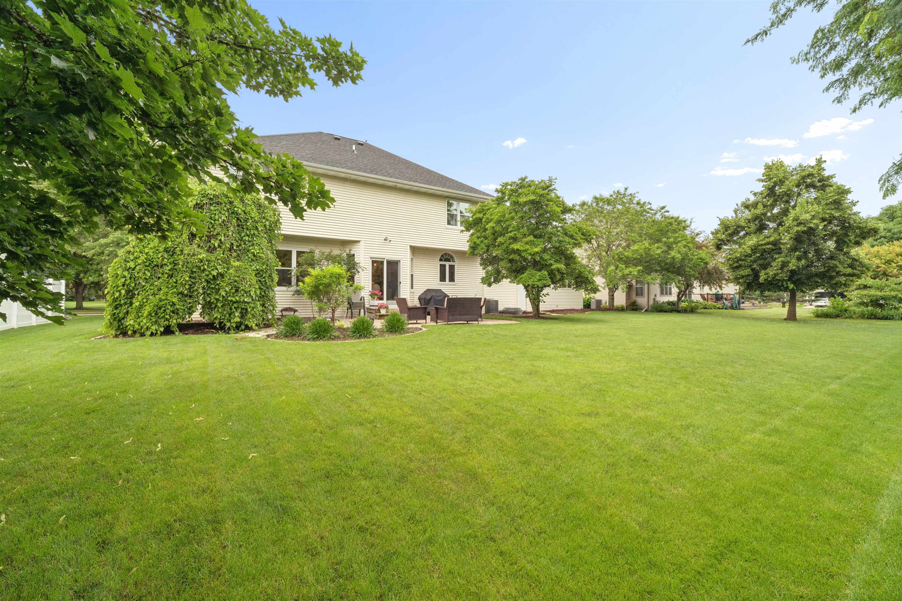 208 E APPLE CREEK Road