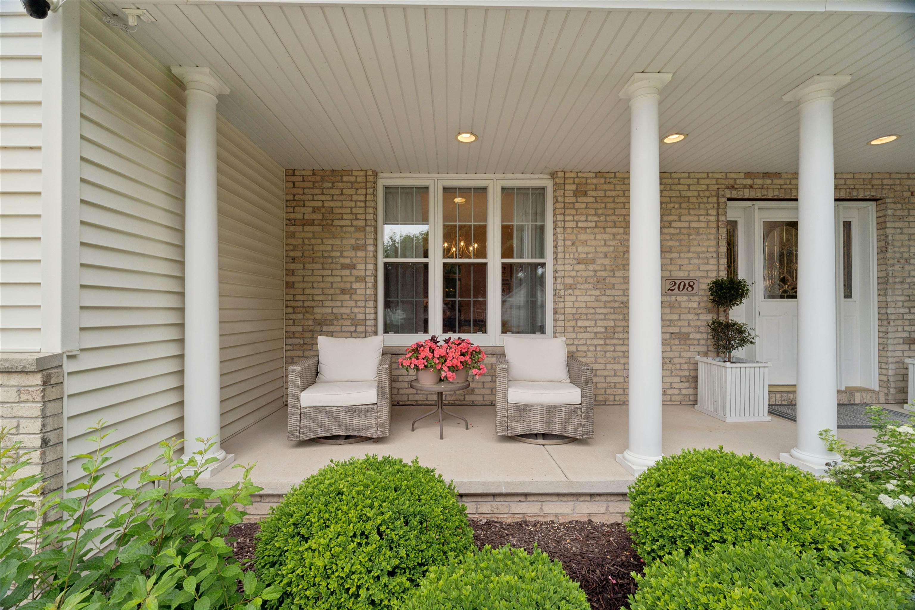 208 E APPLE CREEK Road