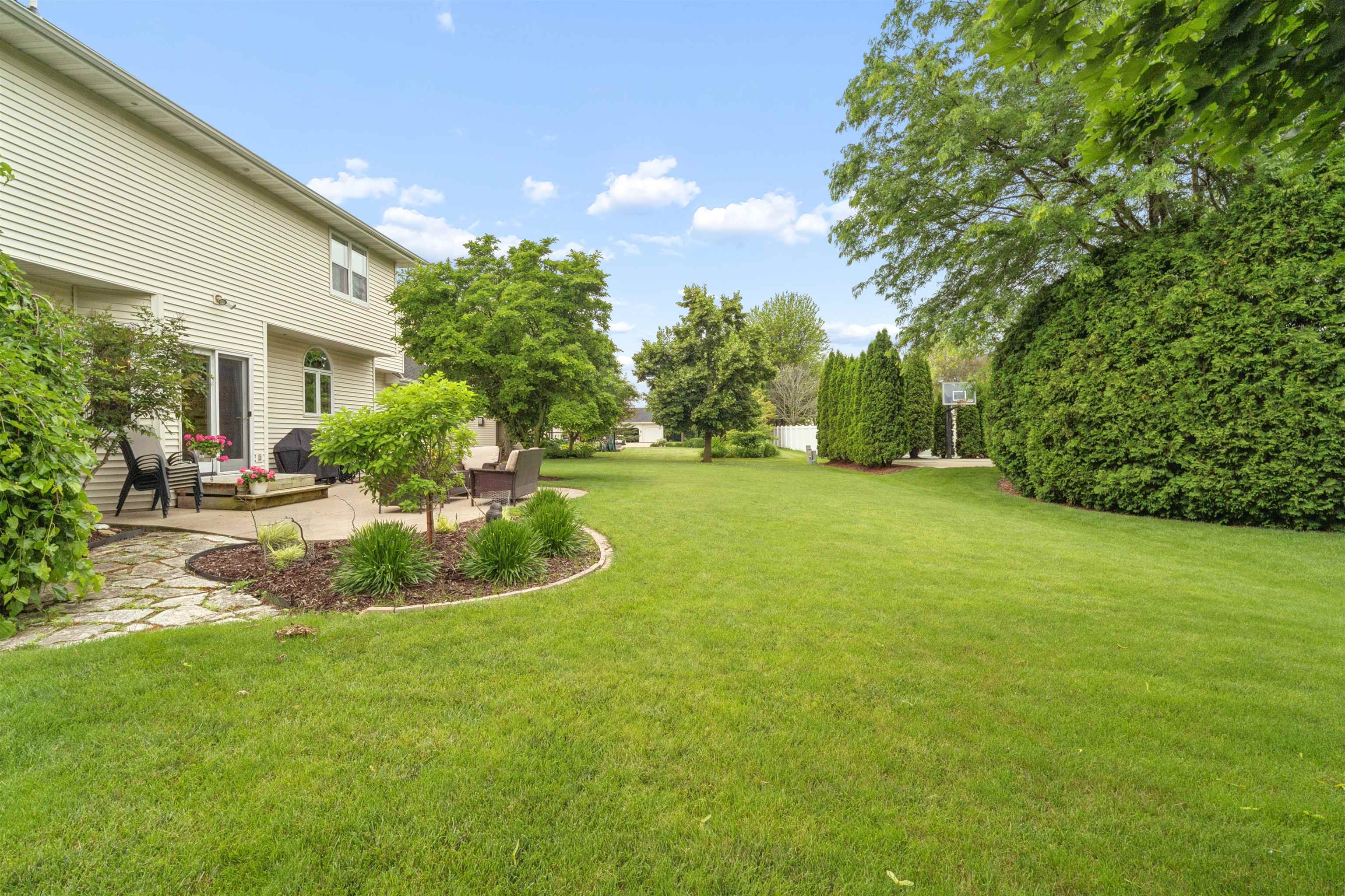 208 E APPLE CREEK Road