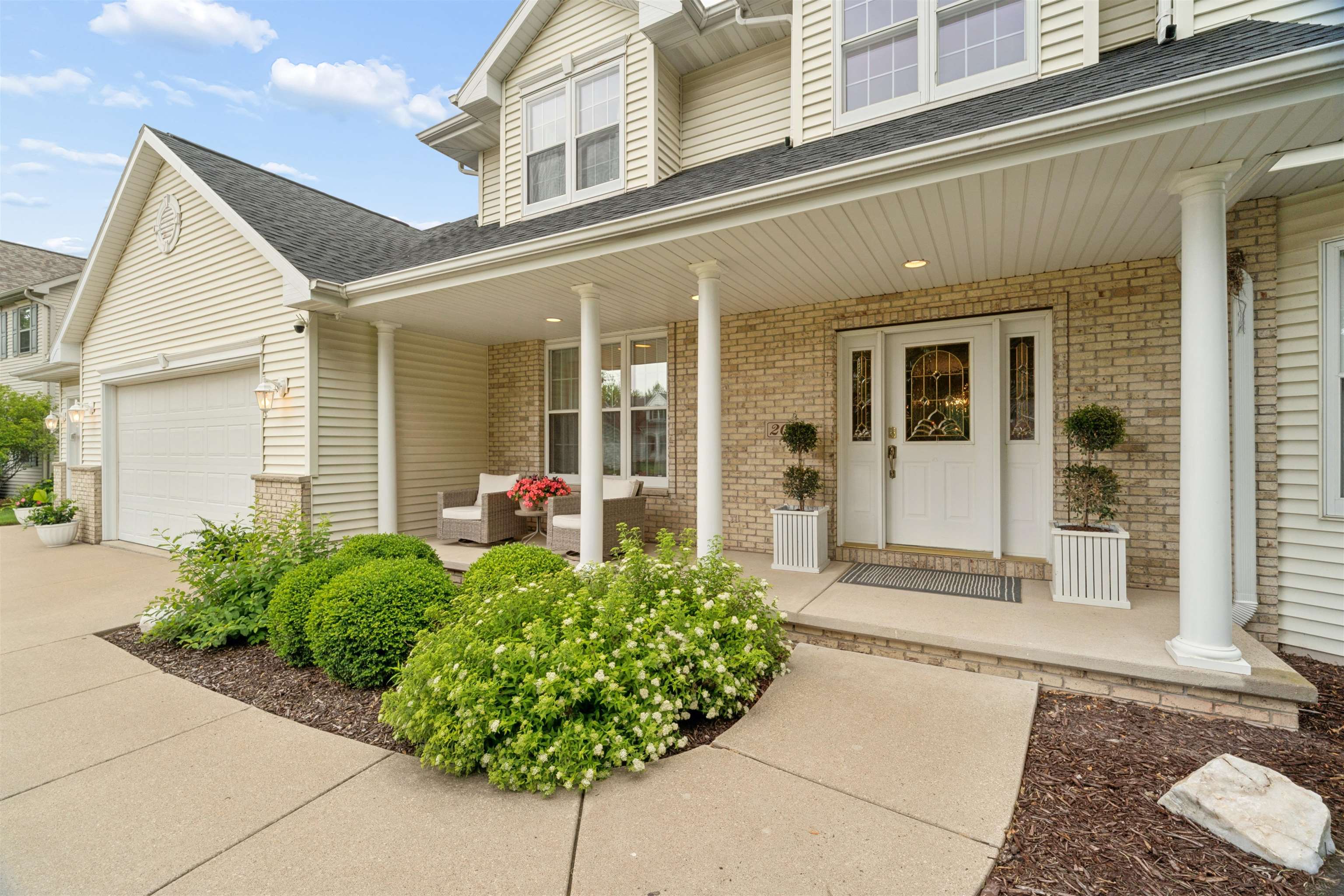 208 E APPLE CREEK Road