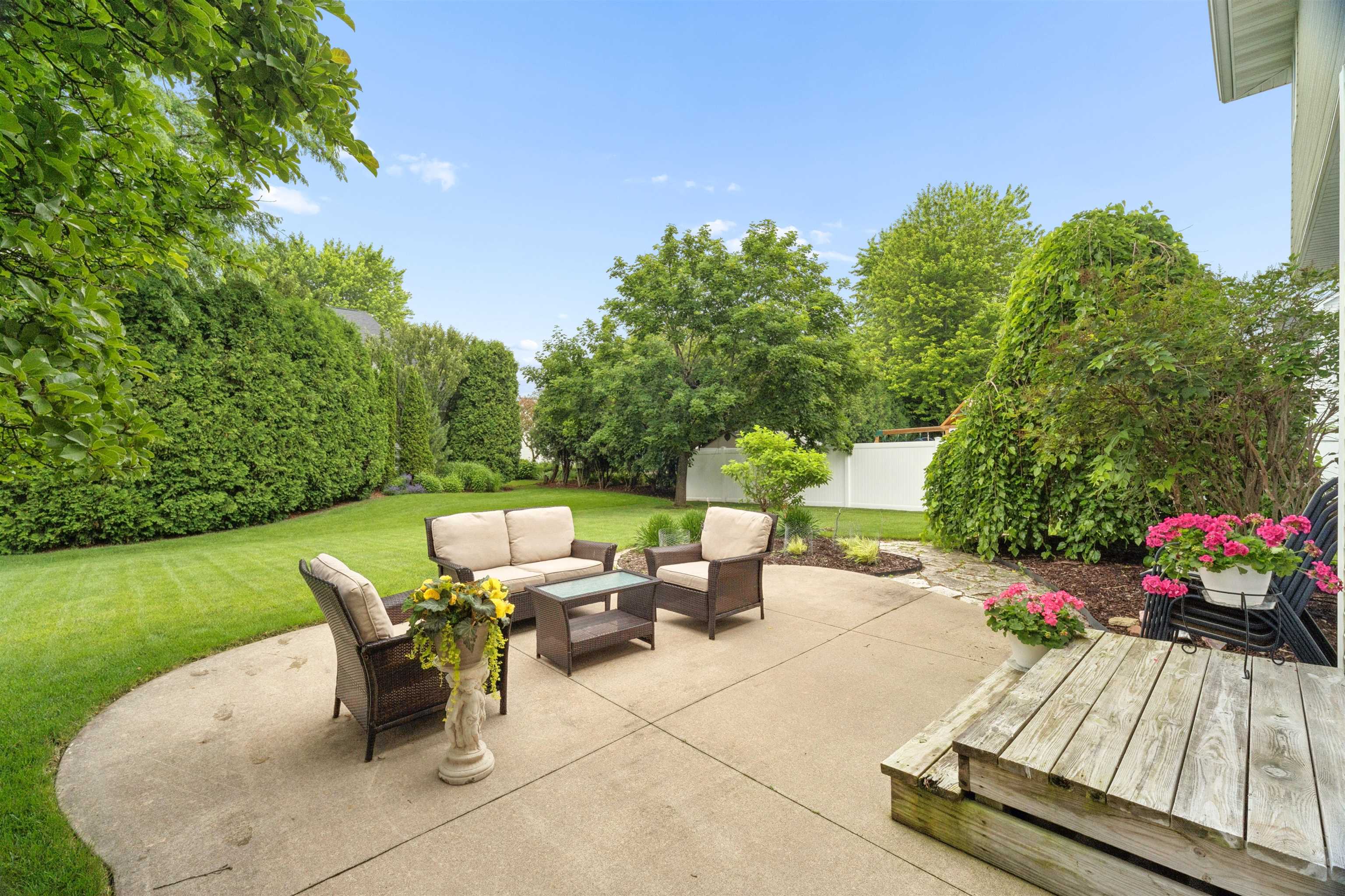 208 E APPLE CREEK Road
