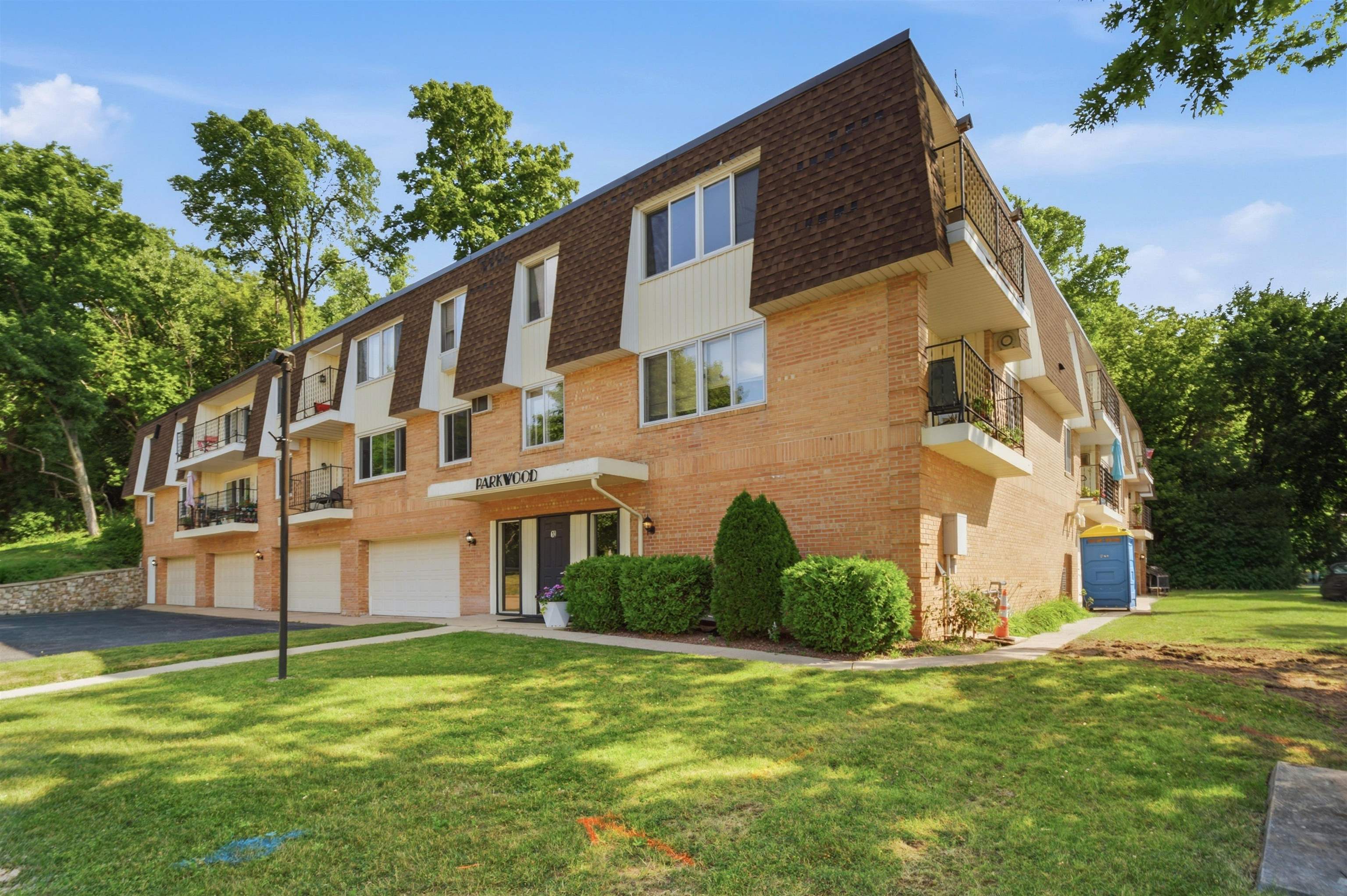 10 GREEN BAY Court Unit: 205