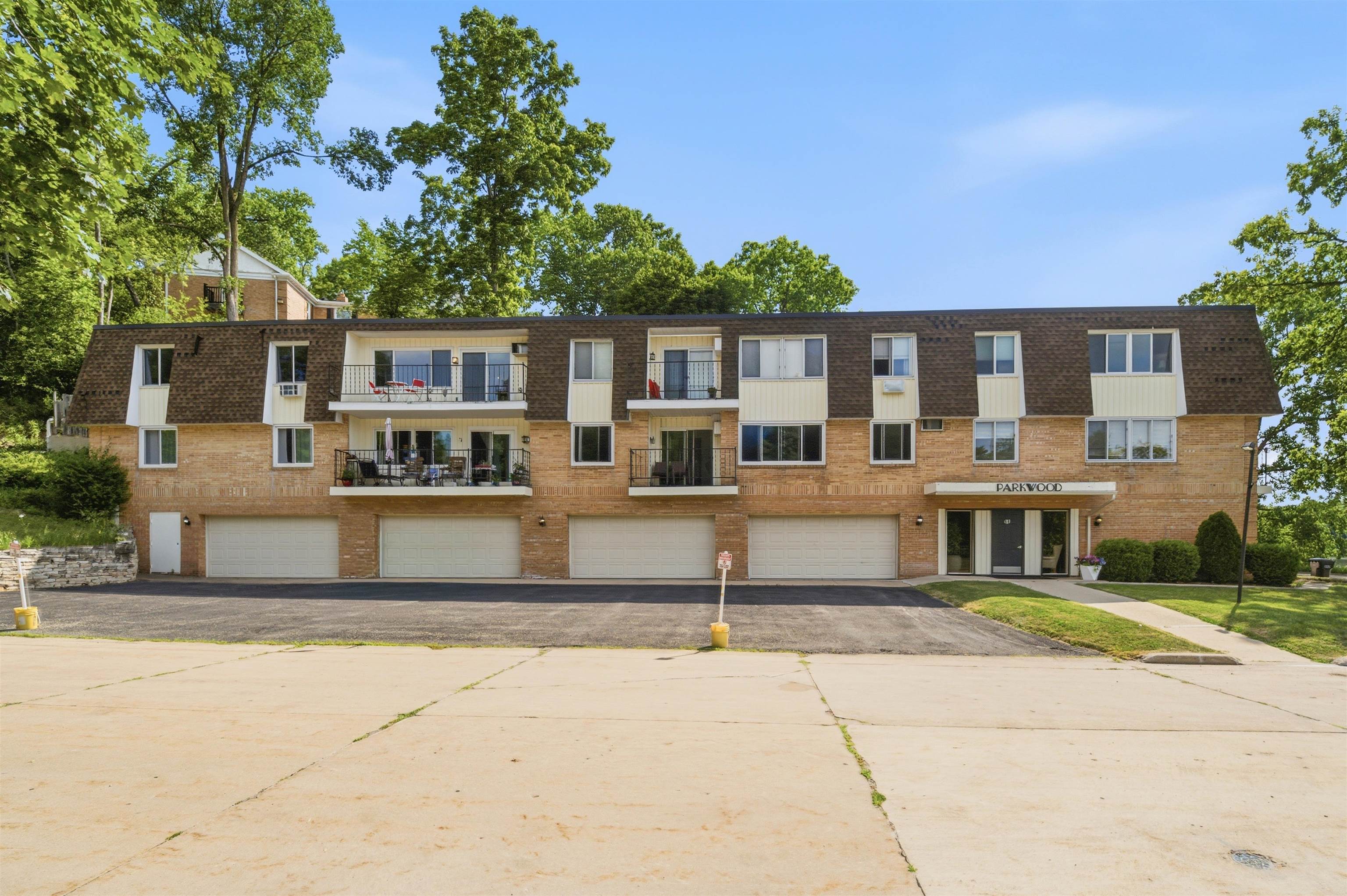 10 GREEN BAY Court Unit: 205