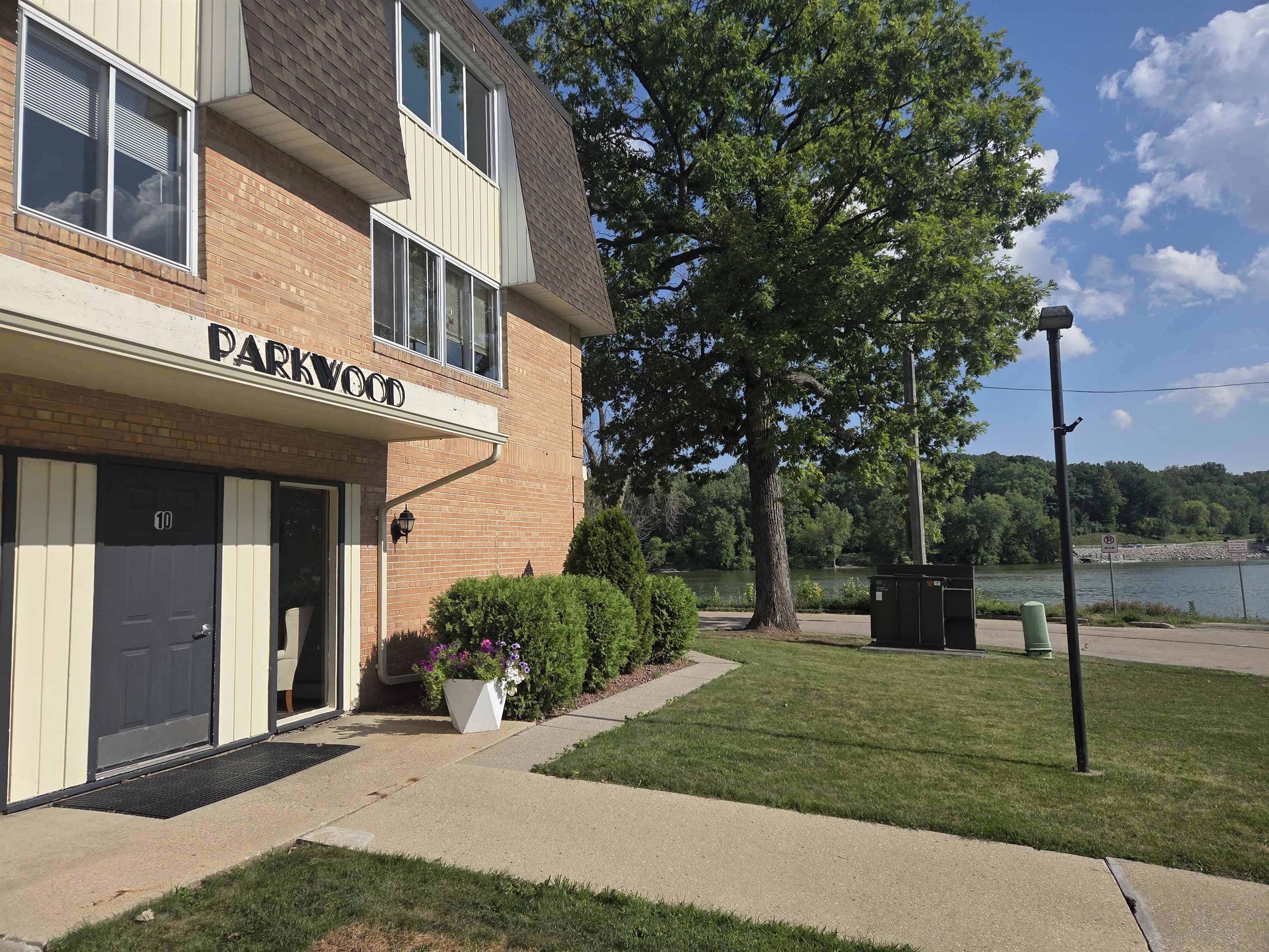 10 GREEN BAY Court Unit: 205