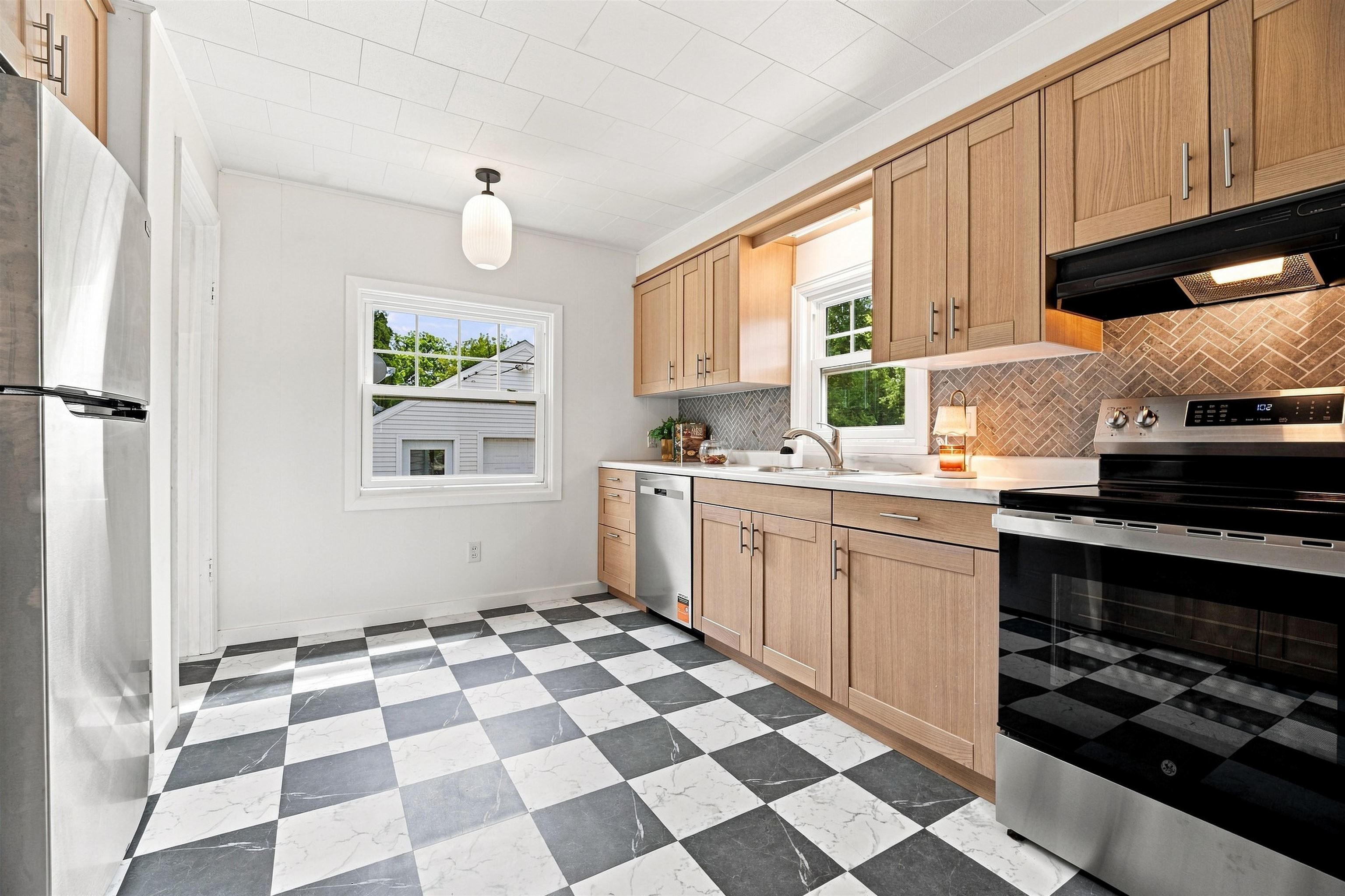 1343 W PROSPECT Avenue