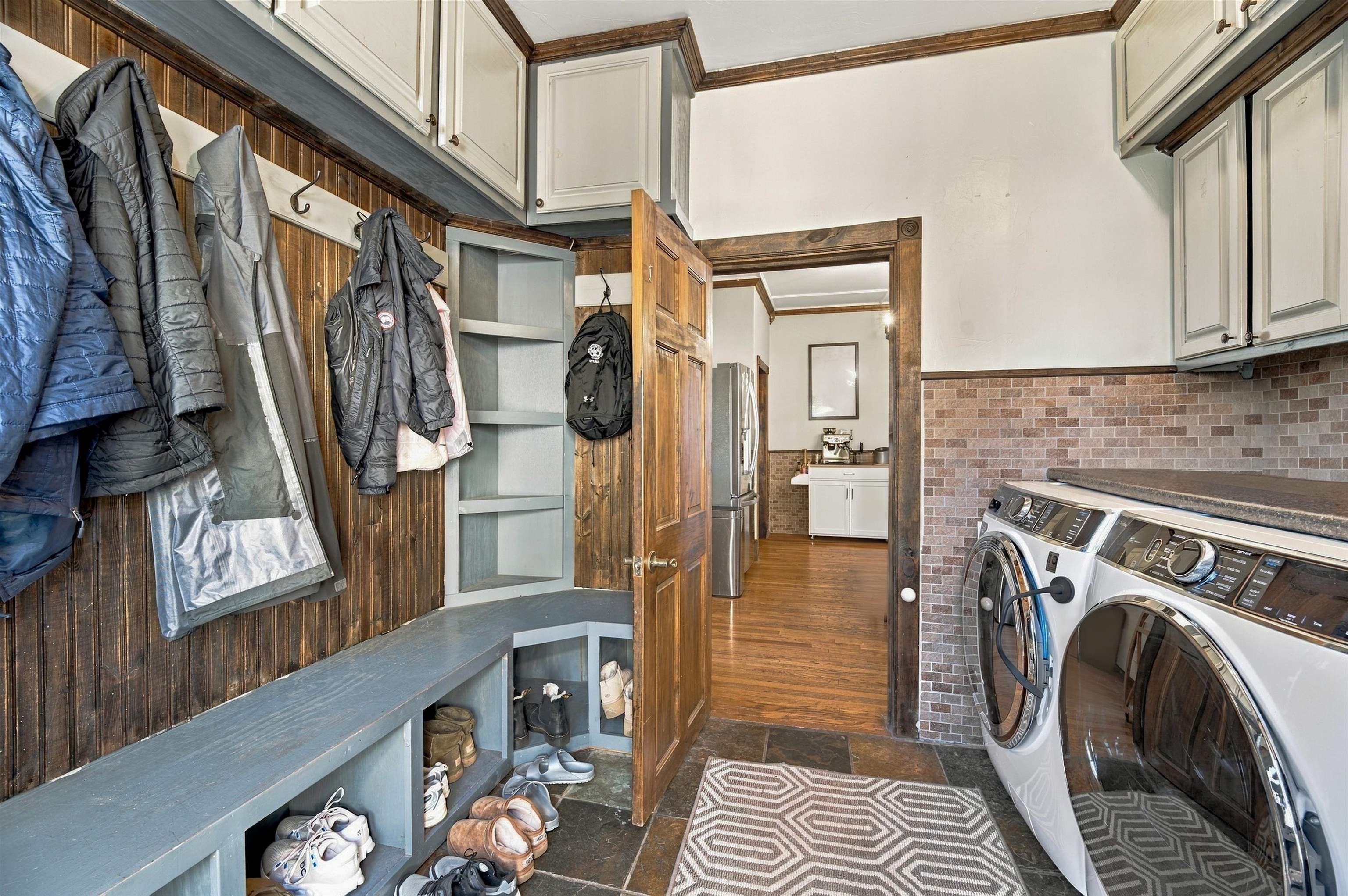422 W 11TH Avenue