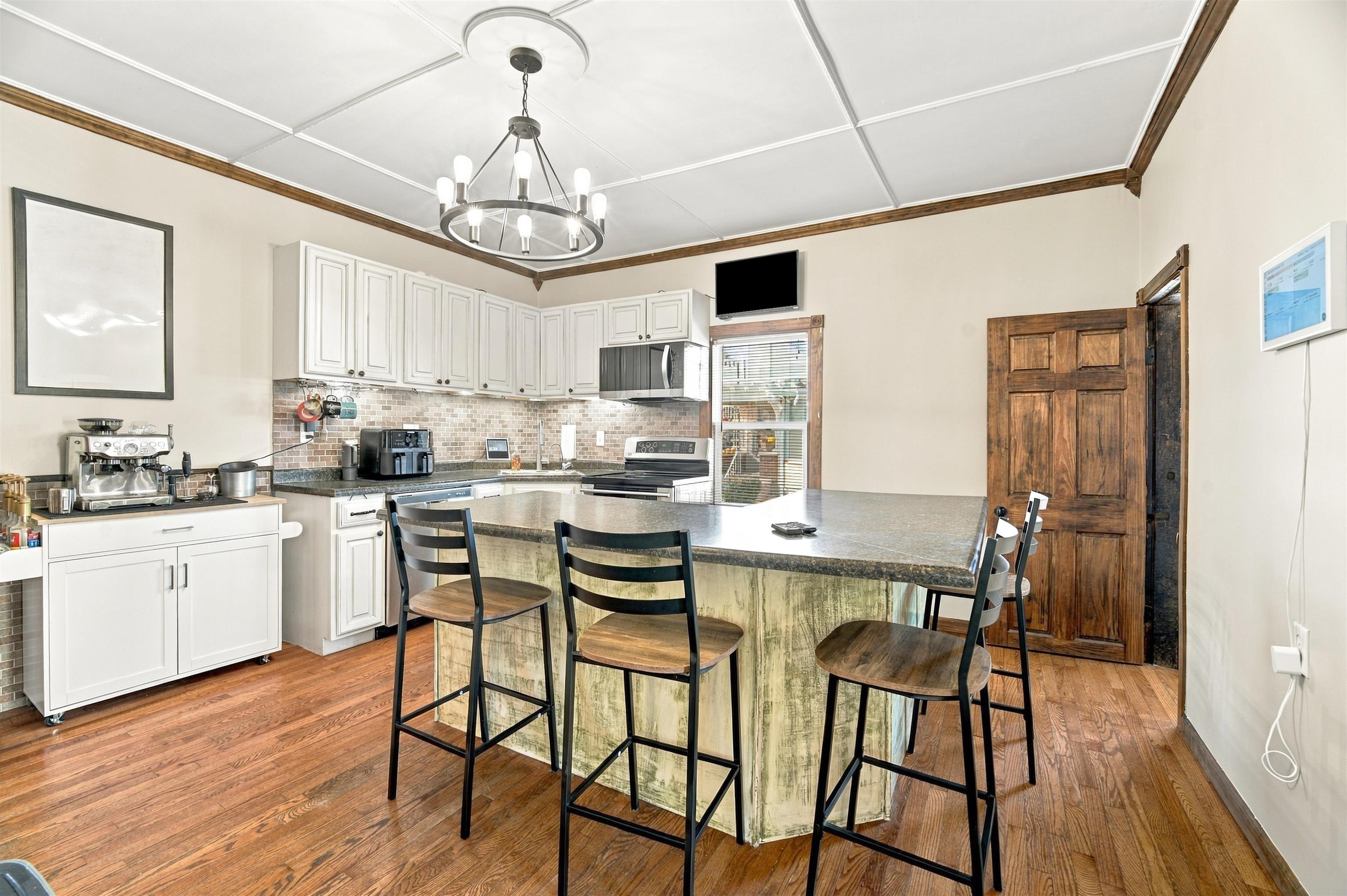 422 W 11TH Avenue