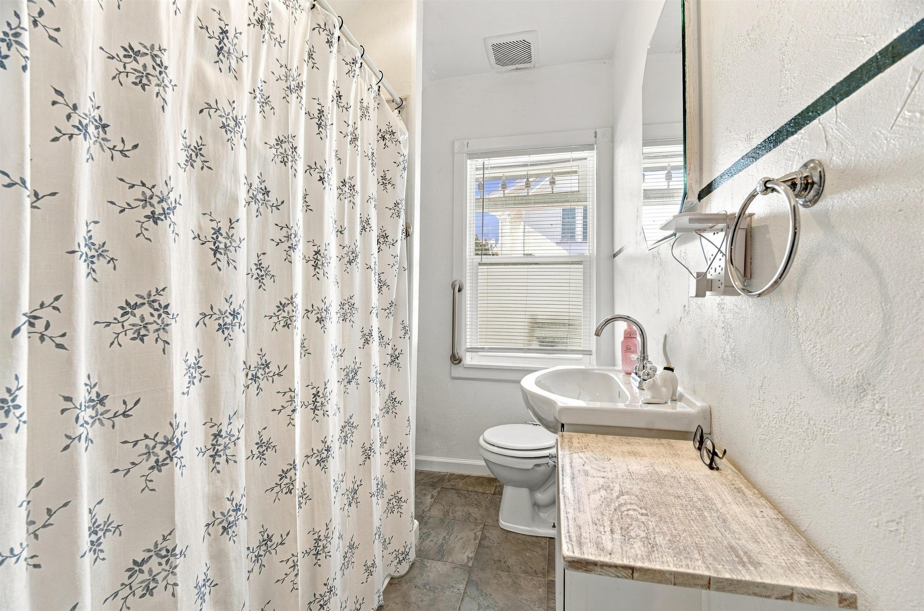 422 W 11TH Avenue