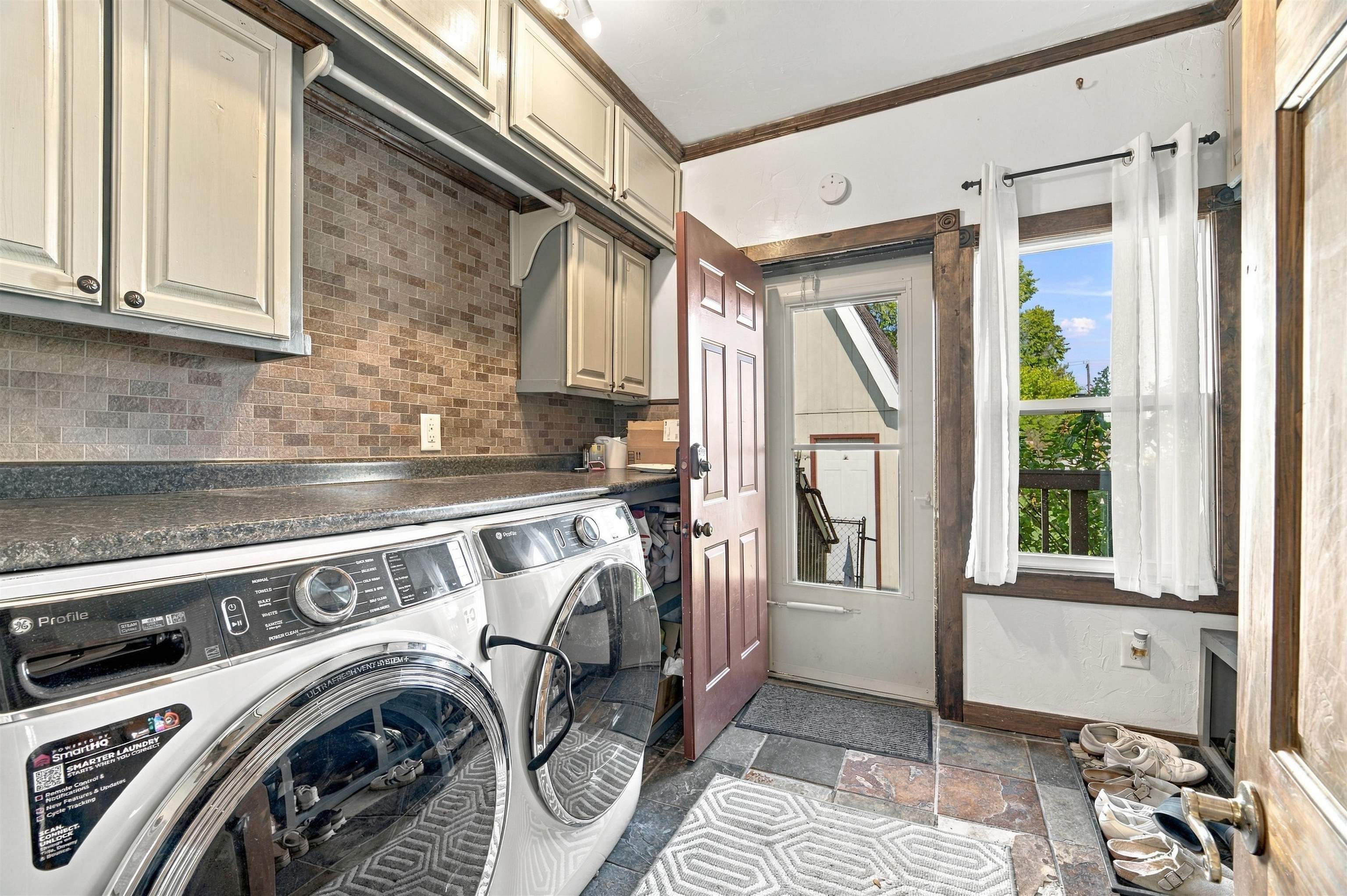 422 W 11TH Avenue