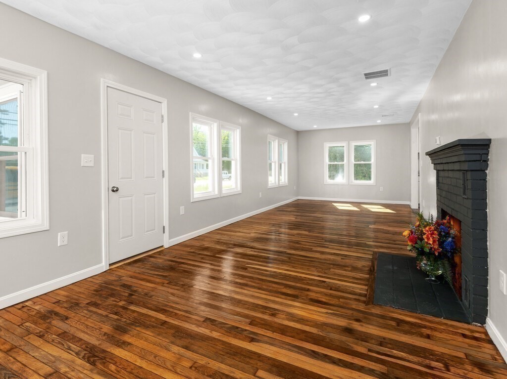 728 Pleasant Street