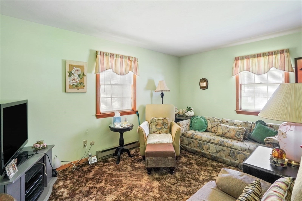 18 Holly Hill Ln