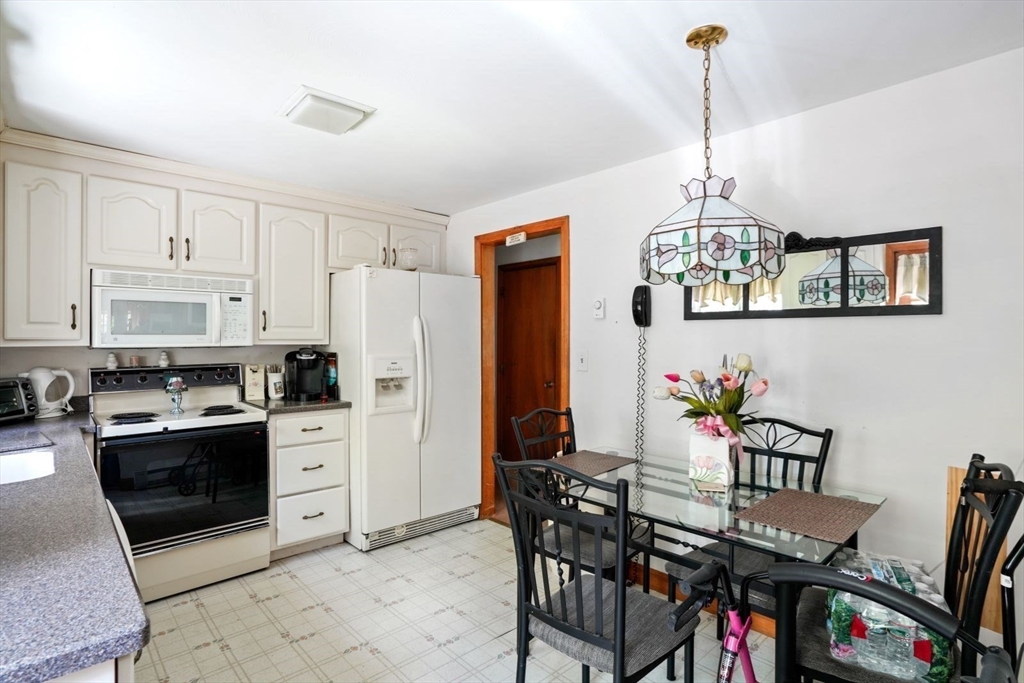 18 Holly Hill Ln