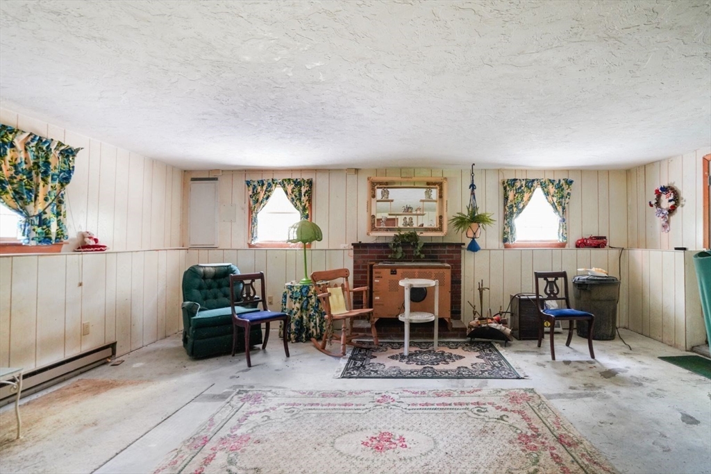 18 Holly Hill Ln