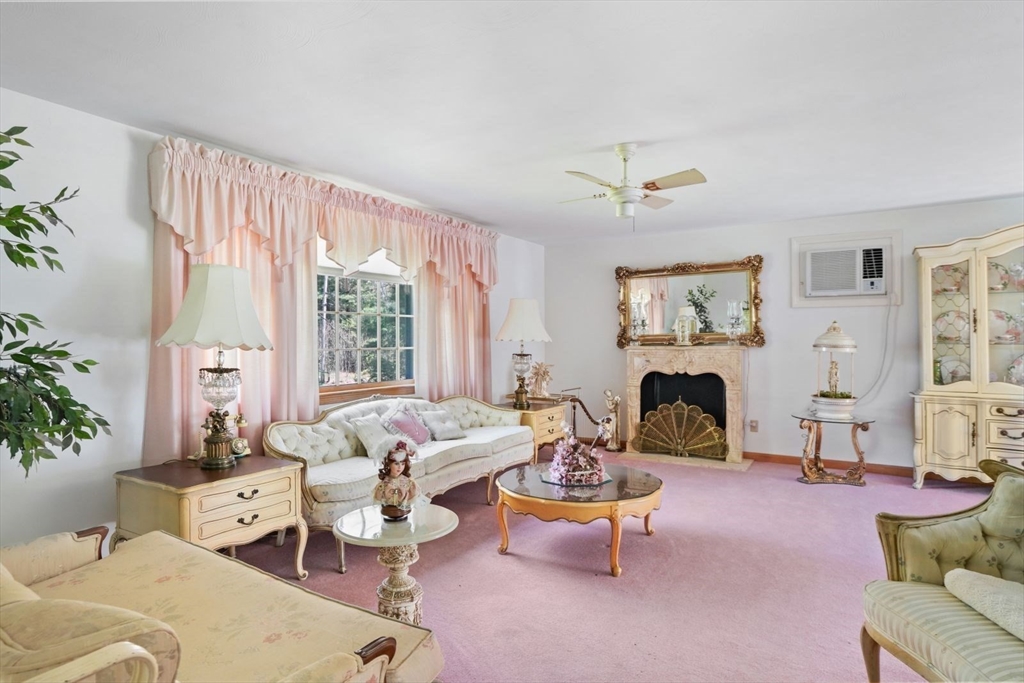18 Holly Hill Ln