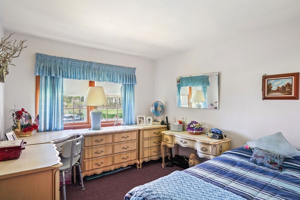 18 Holly Hill Ln